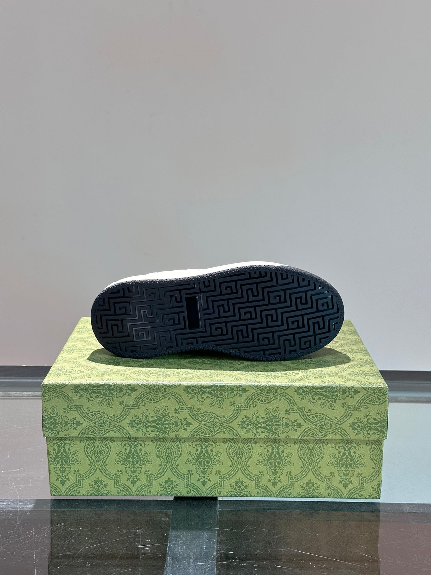 GUCC*" men's GG sports shoes, made of imported cowhide, simple and comfortable version