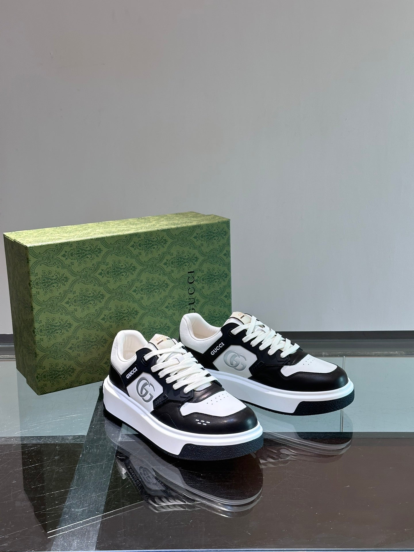 GUCC*" men's GG sports shoes, made of imported cowhide, simple and comfortable version,