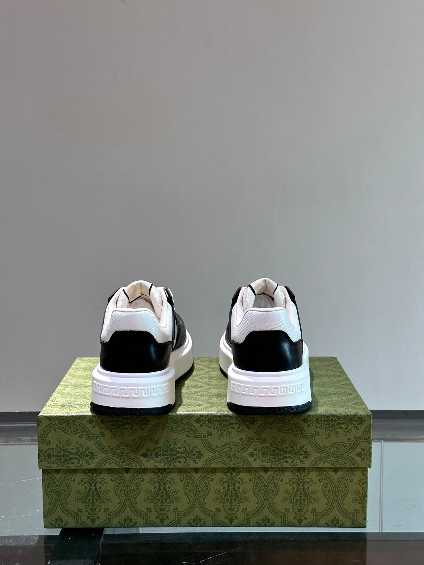 GUCC*" men's GG sports shoes, made of imported cowhide, simple and comfortable version,