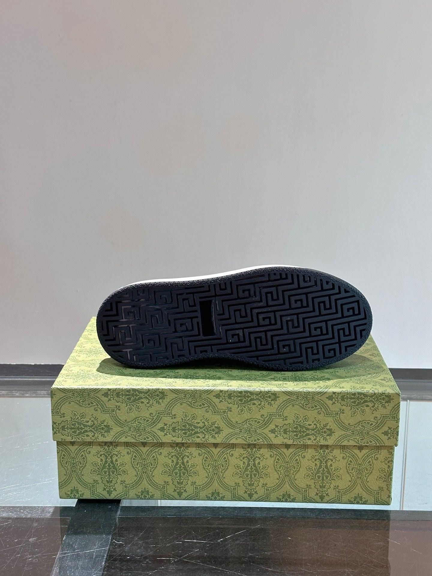 GUCC*" men's GG sports shoes, made of imported cowhide, simple and comfortable version,