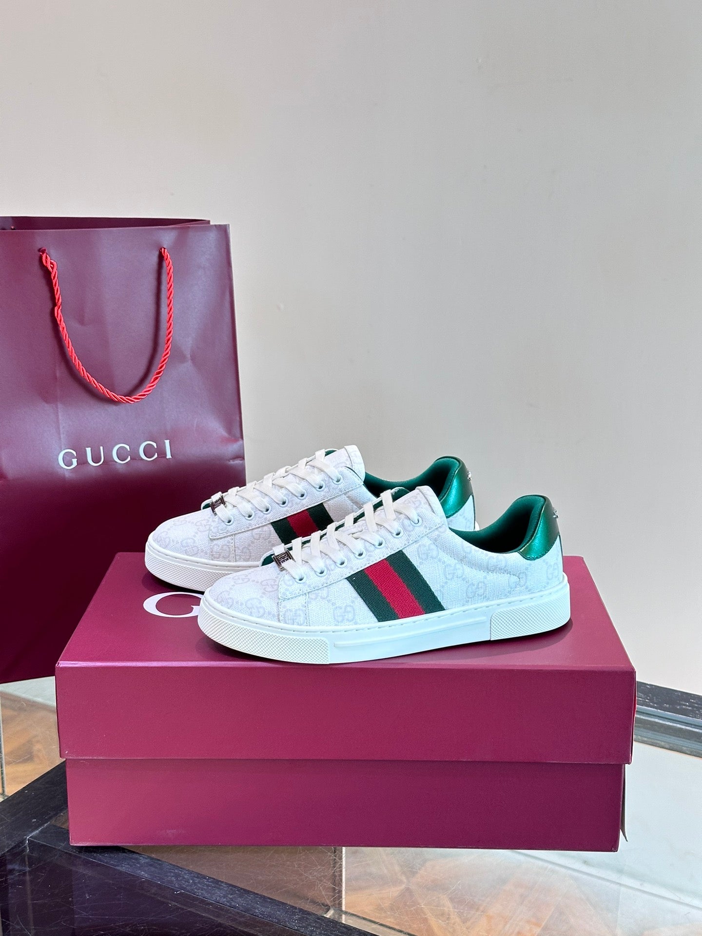 GUCC*" Chi new pair of small white shoes, this low-top sports shoes with basketball style