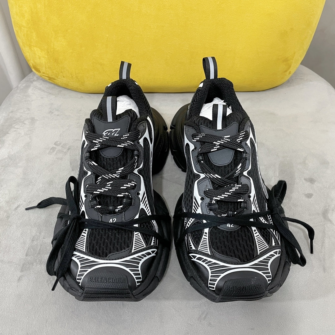 Balenciaga's new 3XL sneakers. Washed and destroyed canvas sneakers. New summer products breathable