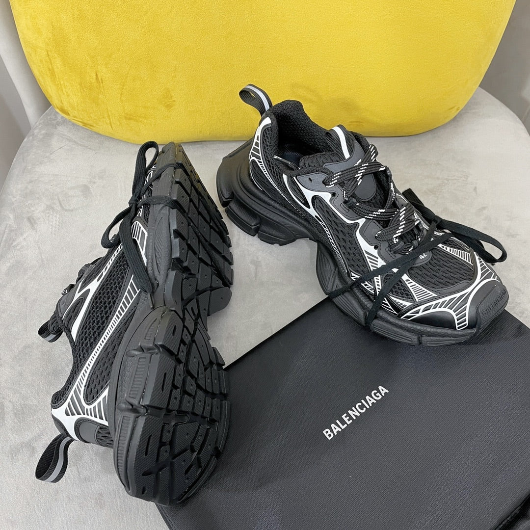 Balenciaga's new 3XL sneakers. Washed and destroyed canvas sneakers. New summer products breathable