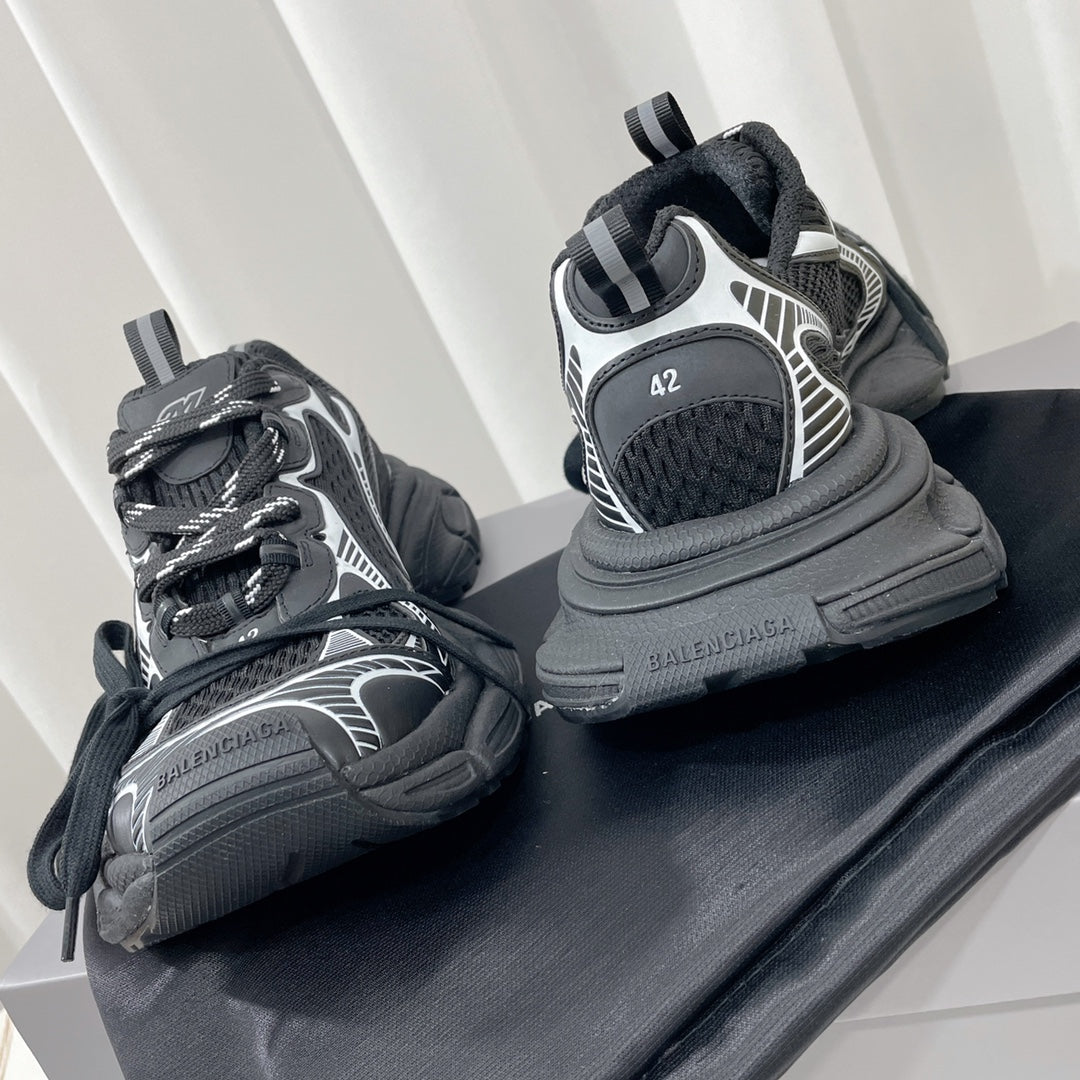 Balenciaga's new 3XL sneakers. Washed and destroyed canvas sneakers. New summer products breathable