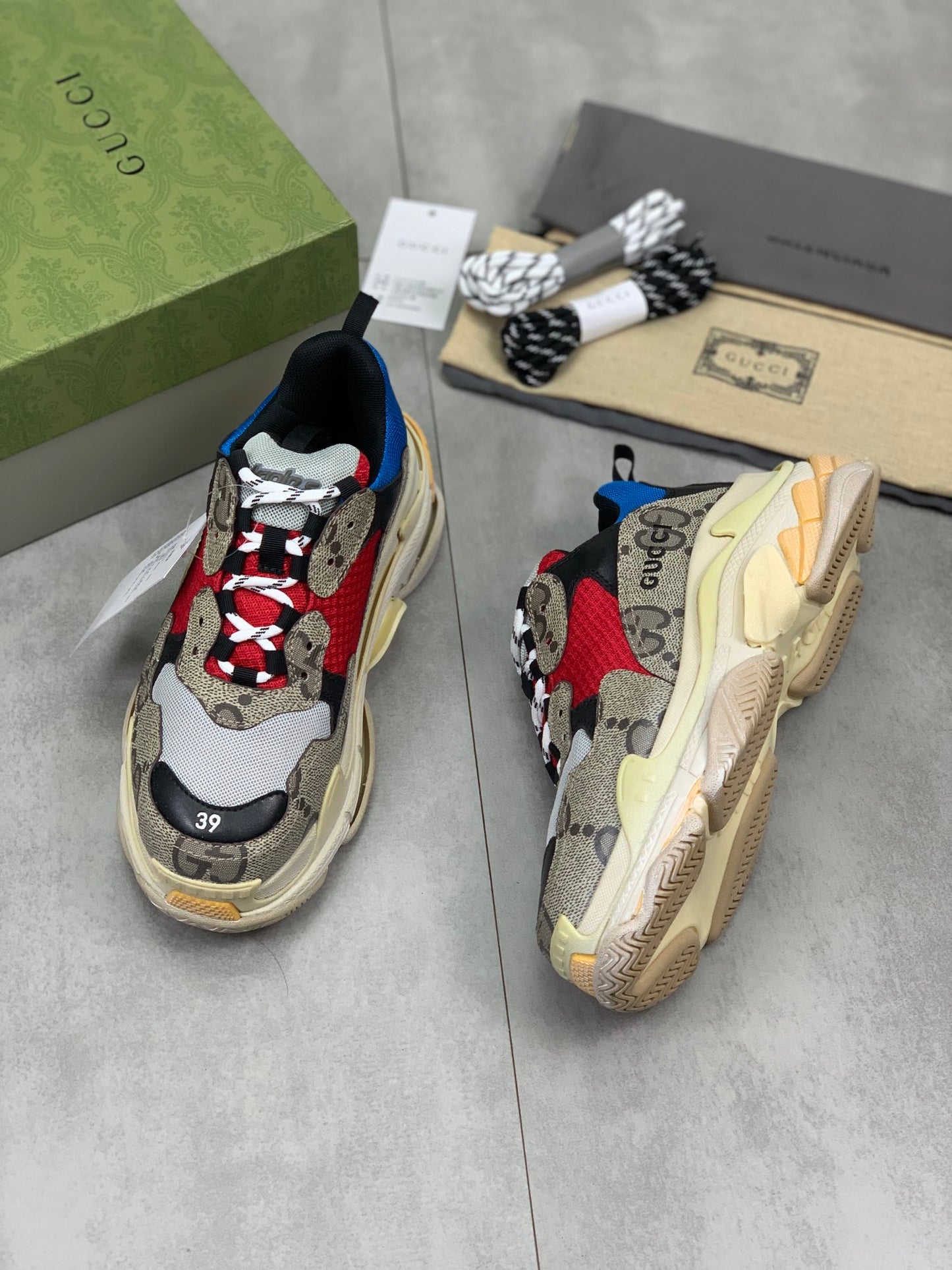 GUCCI x Balenciaga lace-up round toe low top Daddy shoes. The upper adopts imported cowhide