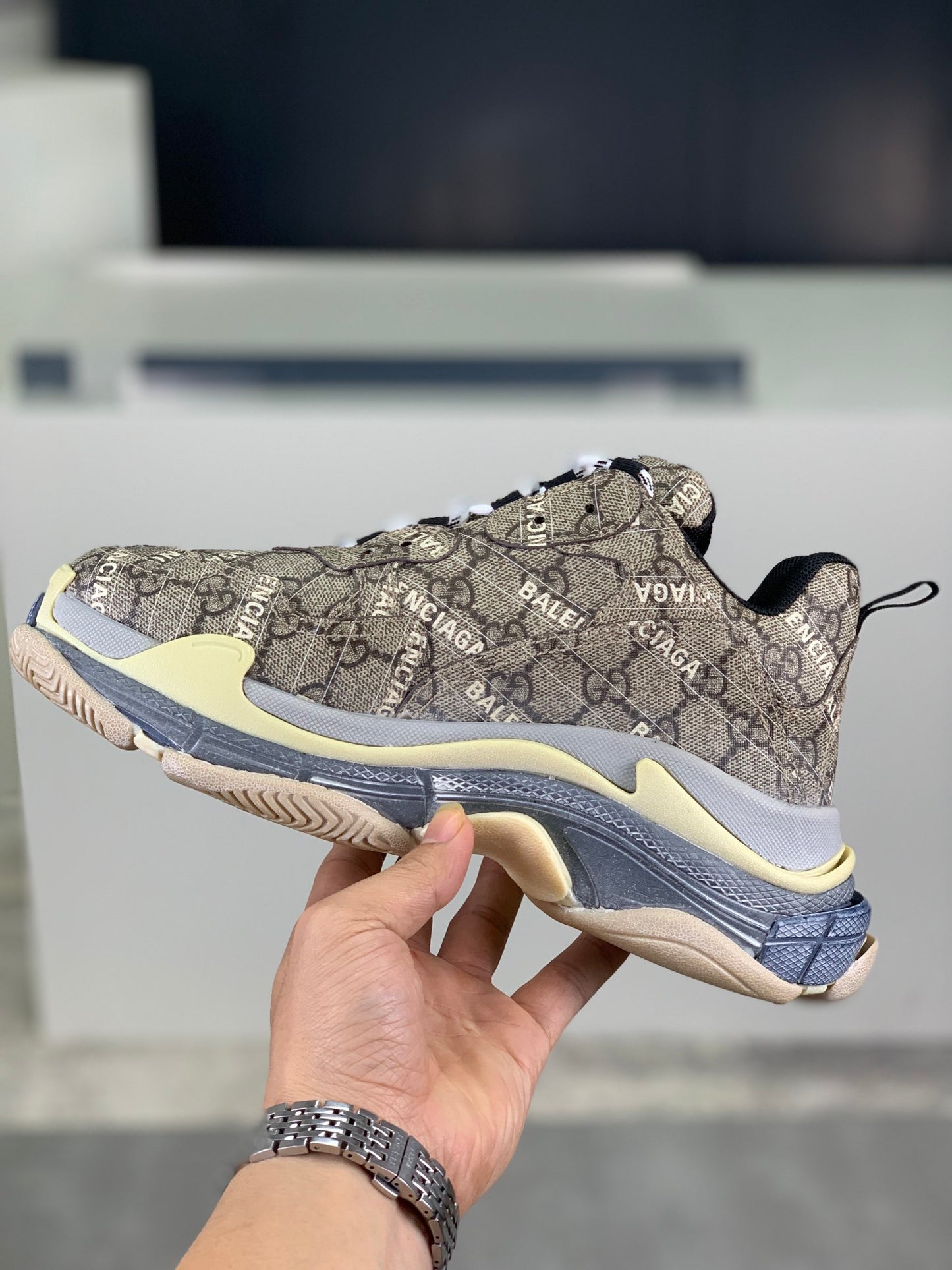 GUCCI x Balenciaga lace-up round toe low top Daddy shoes. The upper adopts imported cowhide
