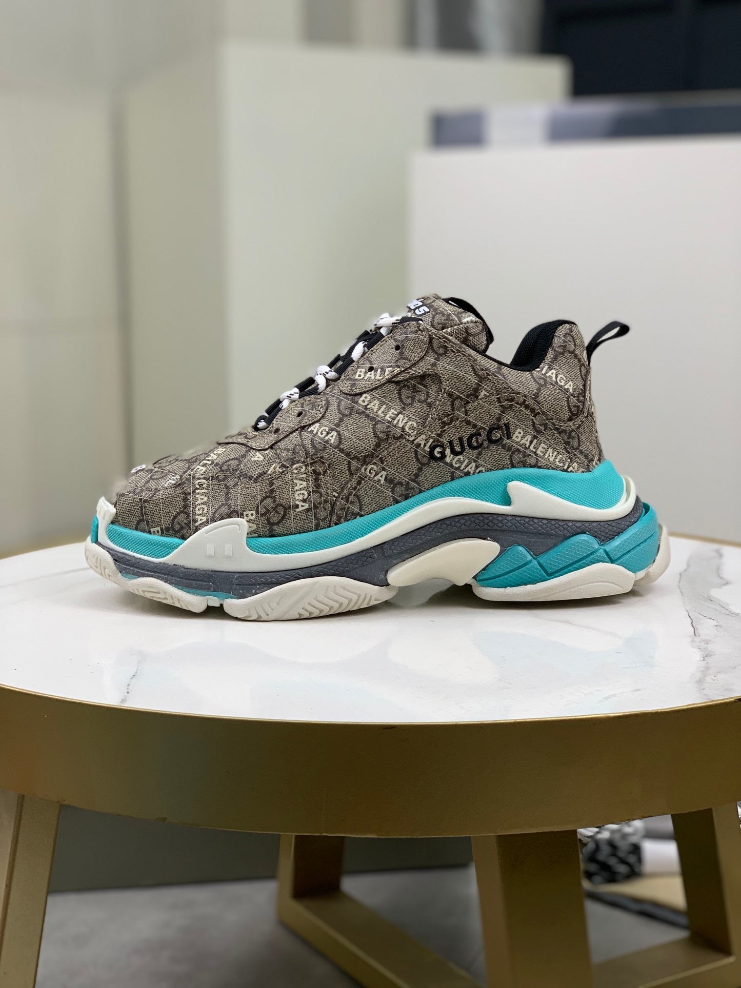 GUCCI x Balenciaga lace-up round toe low top Daddy shoes. The upper adopts imported cowhide