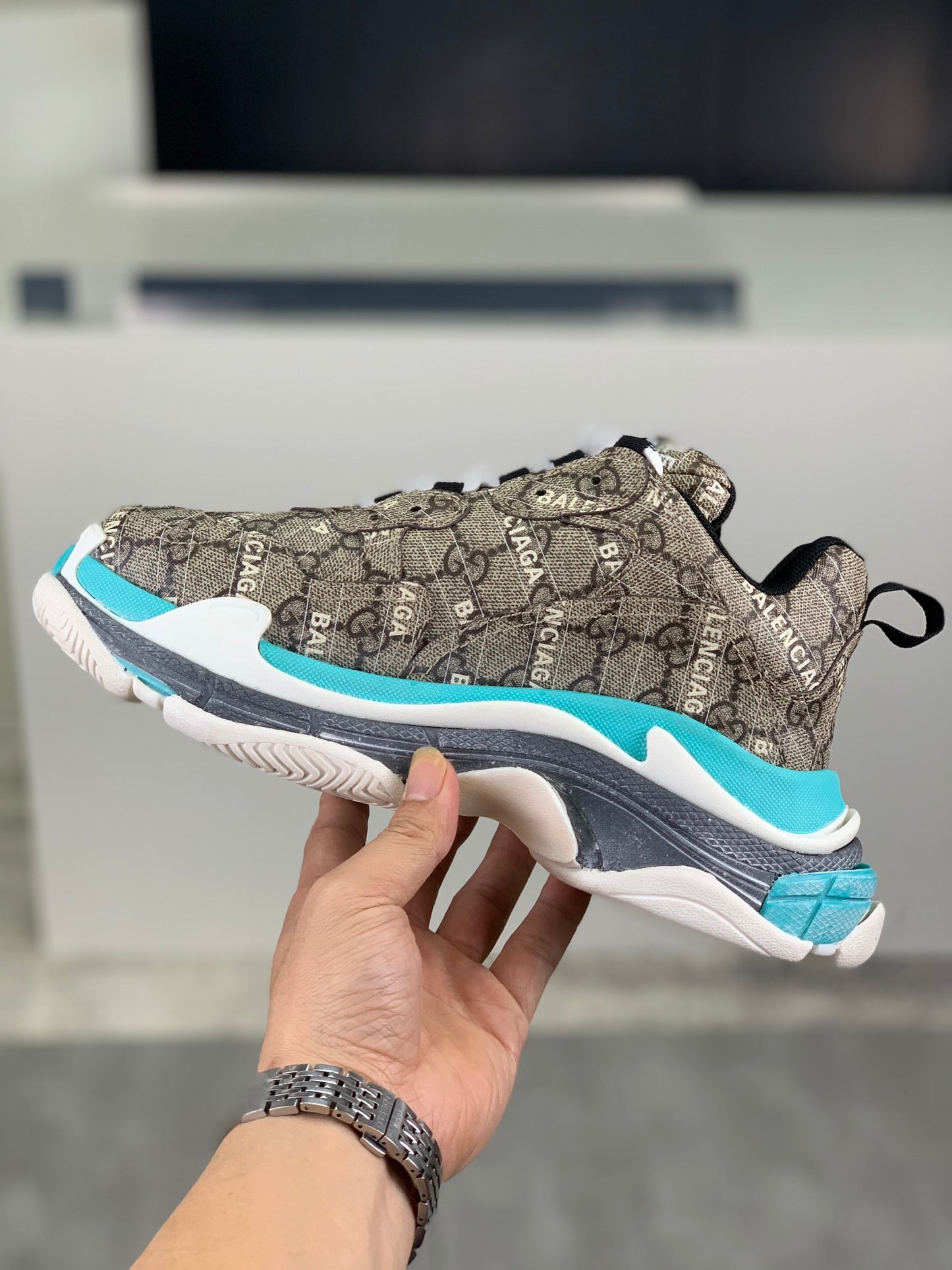 GUCCI x Balenciaga lace-up round toe low top Daddy shoes. The upper adopts imported cowhide