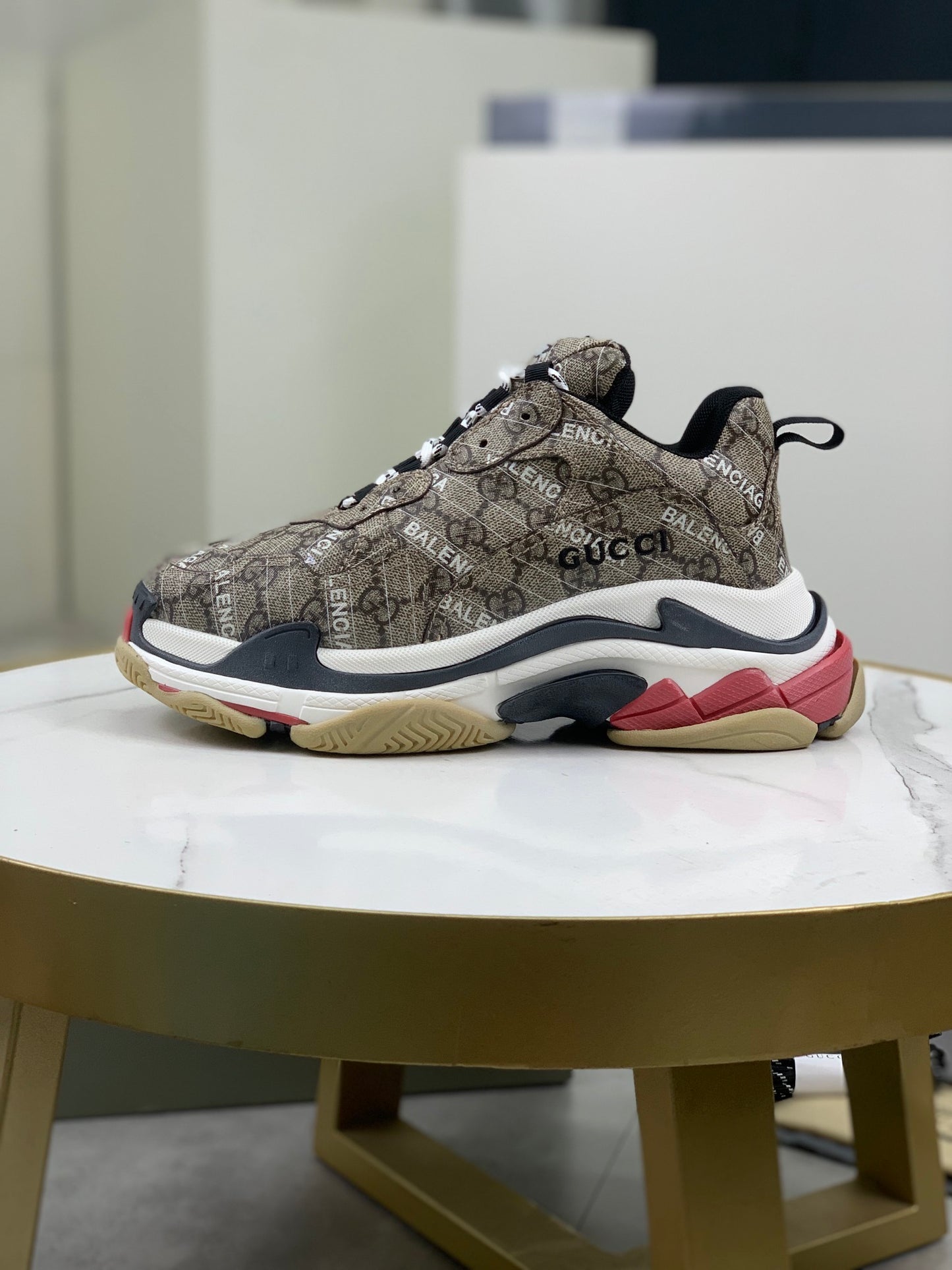 GUCCI x Balenciaga lace-up round toe low top Daddy shoes. The upper adopts imported cowhide