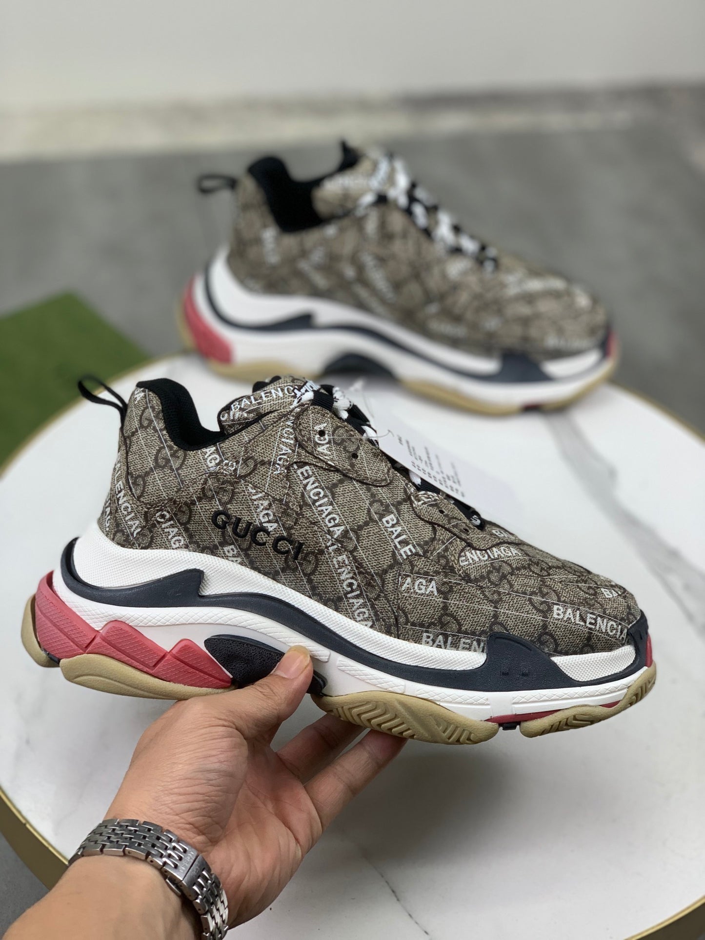 GUCCI x Balenciaga lace-up round toe low top Daddy shoes. The upper adopts imported cowhide