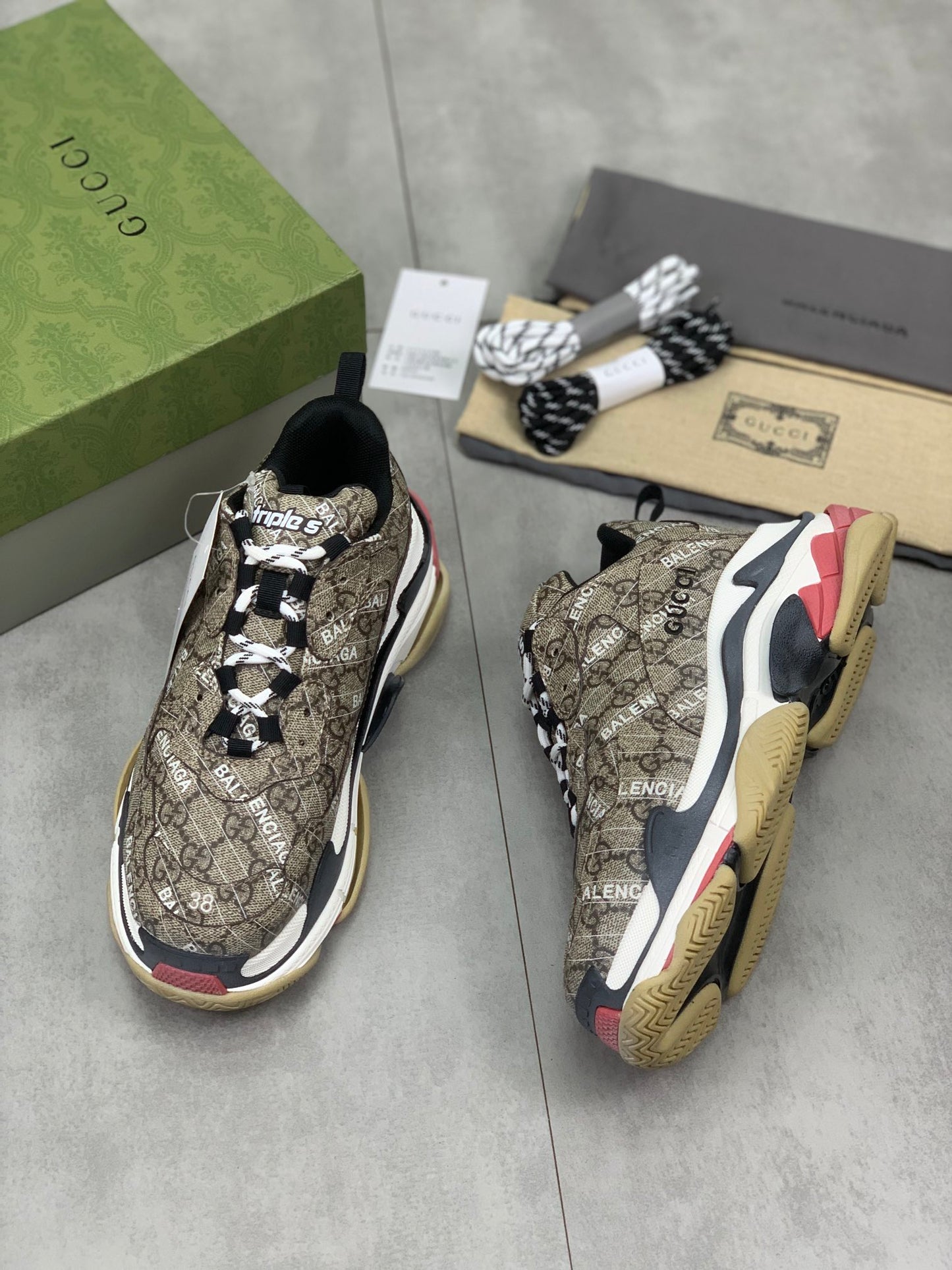 GUCCI x Balenciaga lace-up round toe low top Daddy shoes. The upper adopts imported cowhide