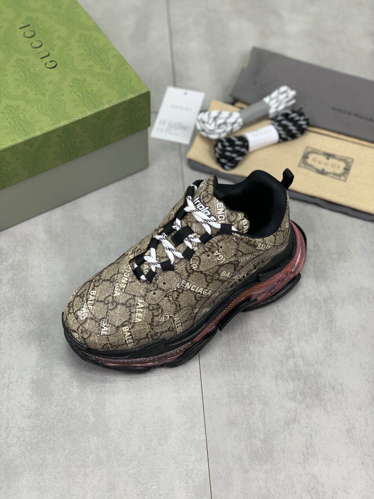 GUCCI x Balenciaga lace-up round toe low top Daddy shoes. The upper adopts imported cowhide