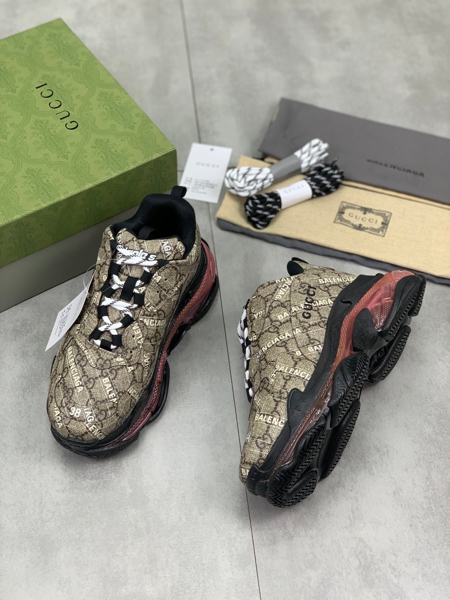 GUCCI x Balenciaga lace-up round toe low top Daddy shoes. The upper adopts imported cowhide