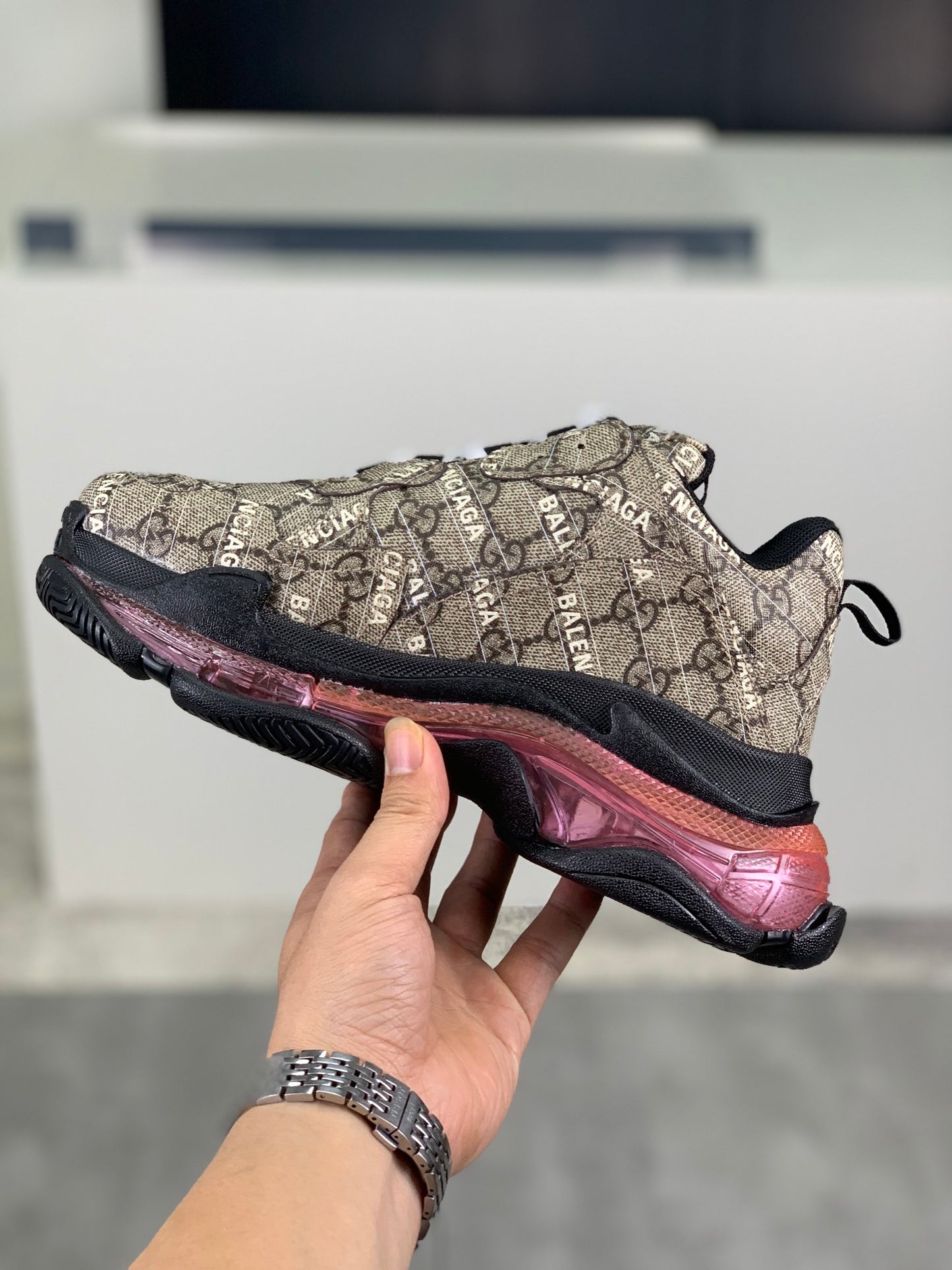 GUCCI x Balenciaga lace-up round toe low top Daddy shoes. The upper adopts imported cowhide