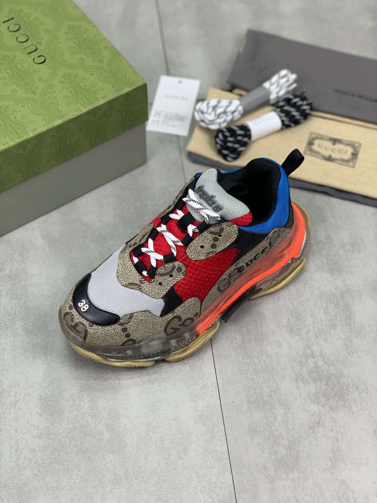 GUCCI x Balenciaga lace-up round toe low top Daddy shoes. The upper adopts imported cowhide