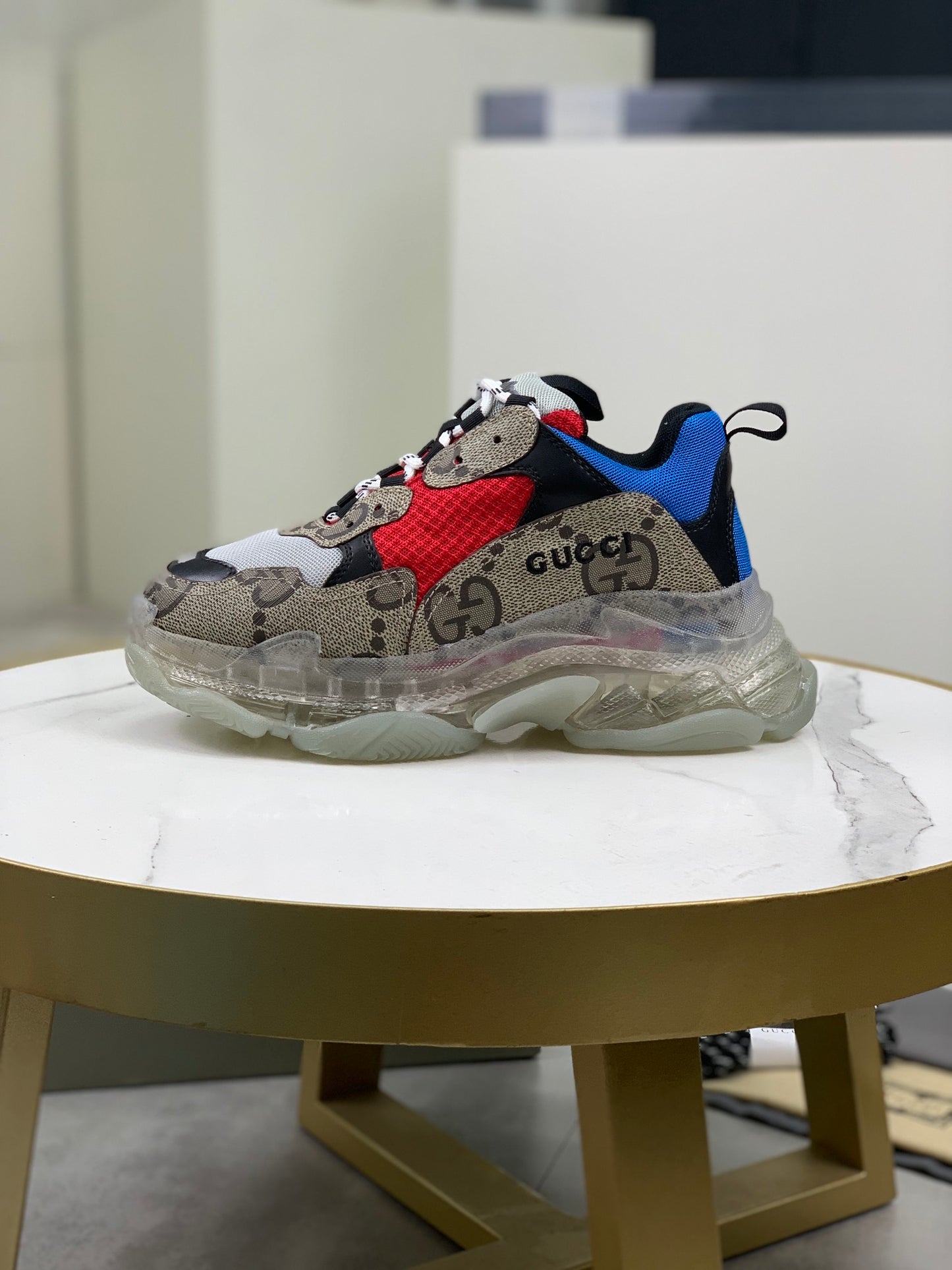 GUCCI x Balenciaga lace-up round toe low top Daddy shoes. The upper adopts imported cowhide