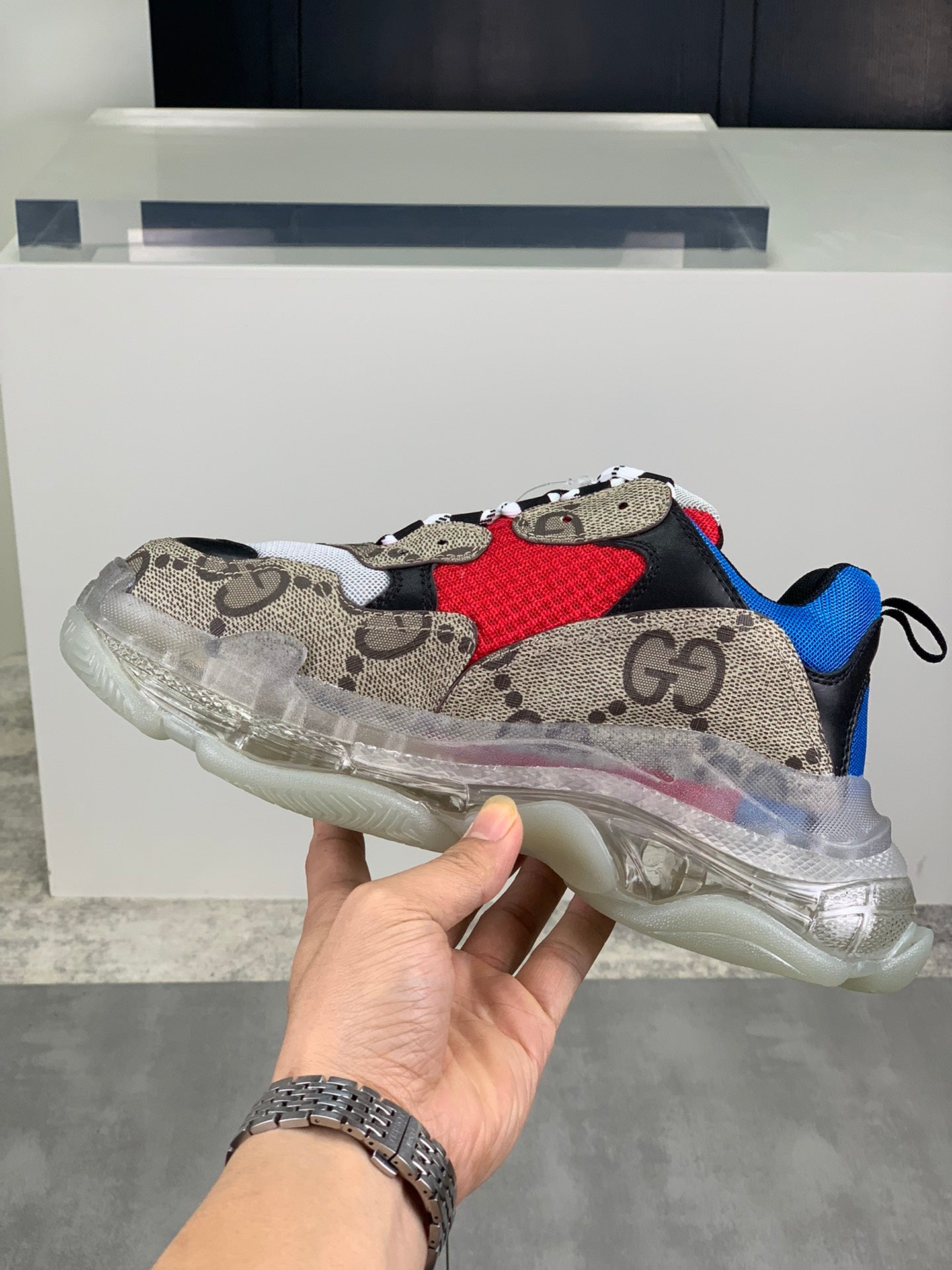 GUCCI x Balenciaga lace-up round toe low top Daddy shoes. The upper adopts imported cowhide