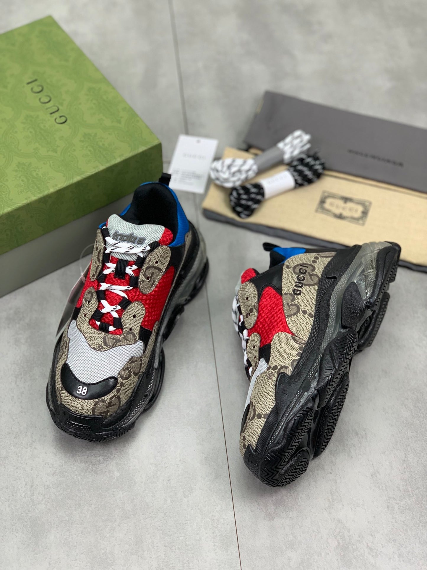 GUCCI x Balenciaga lace-up round toe low top Daddy shoes. The upper adopts imported cowhide