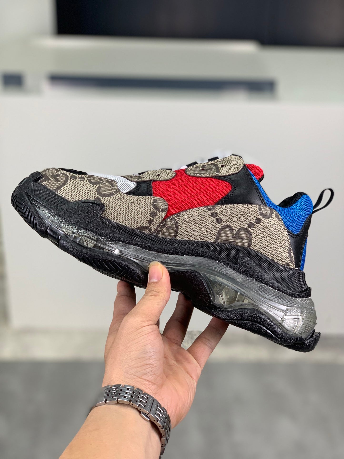 GUCCI x Balenciaga lace-up round toe low top Daddy shoes. The upper adopts imported cowhide