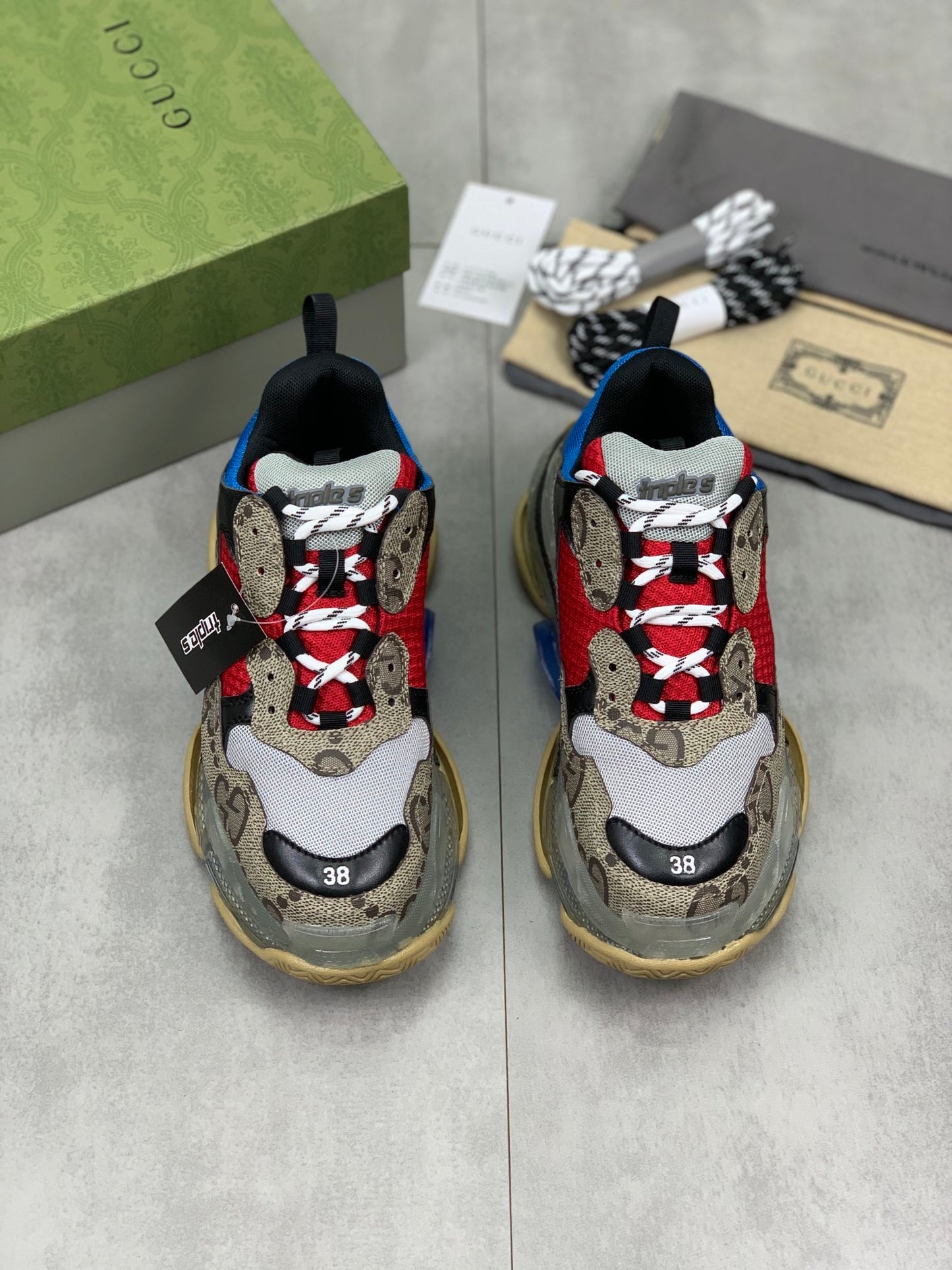 GUCCI x Balenciaga lace-up round toe low top Daddy shoes. The upper adopts imported cowhide