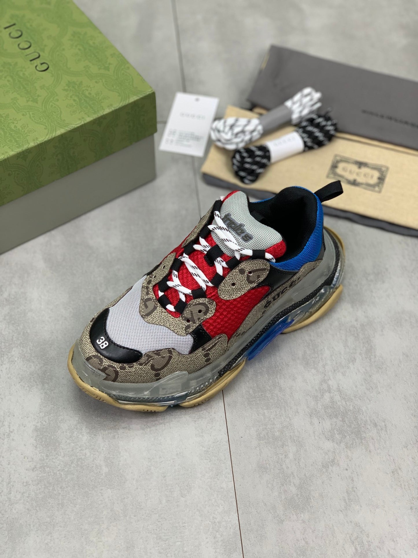GUCCI x Balenciaga lace-up round toe low top Daddy shoes. The upper adopts imported cowhide