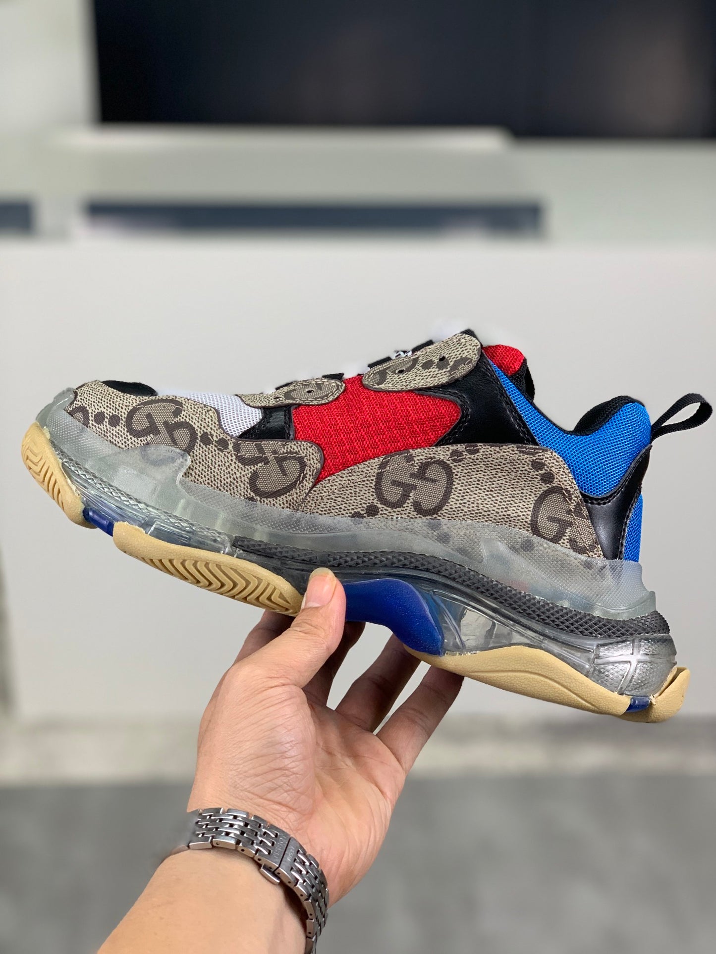 GUCCI x Balenciaga lace-up round toe low top Daddy shoes. The upper adopts imported cowhide