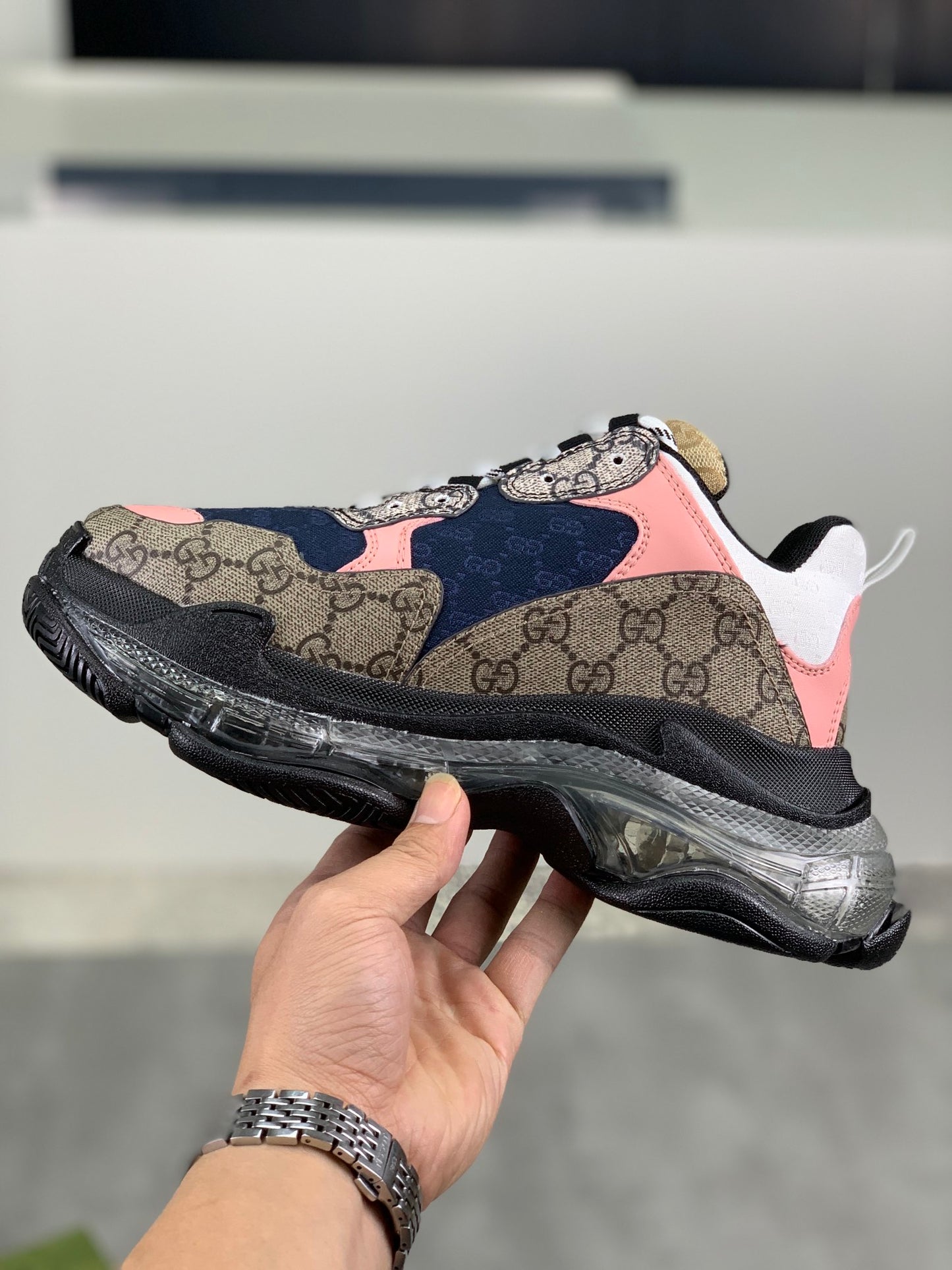 GUCCI x Balenciaga lace-up round toe low top Daddy shoes. The upper adopts imported cowhide
