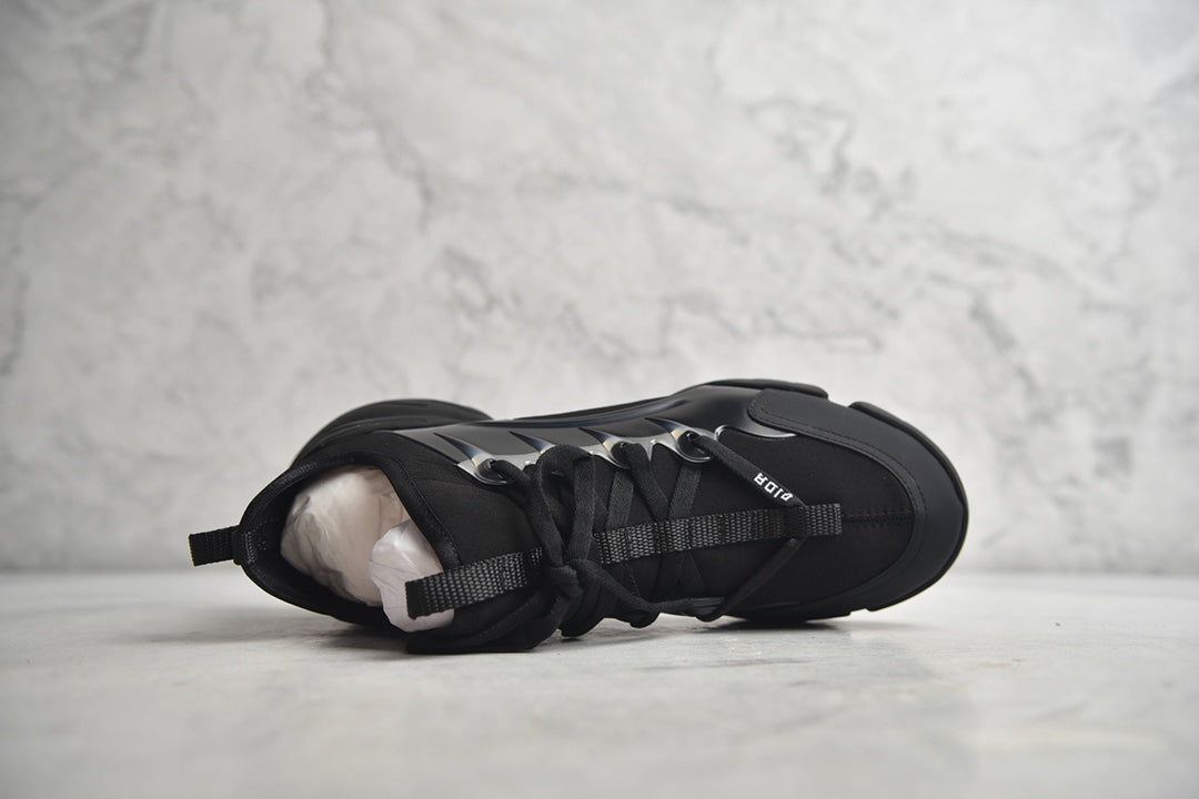 Dior 19ss adopts a chunky low-top design with cowhide and mesh fabric stitching upper and a carved