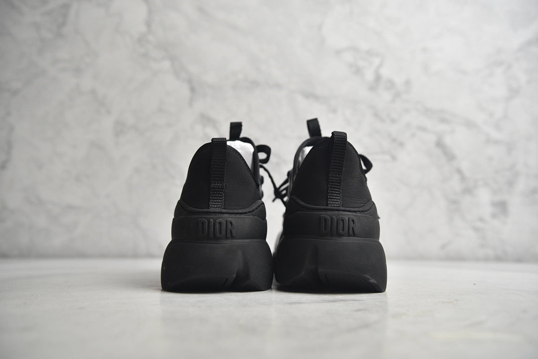 Dior 19ss adopts a chunky low-top design with cowhide and mesh fabric stitching upper and a carved