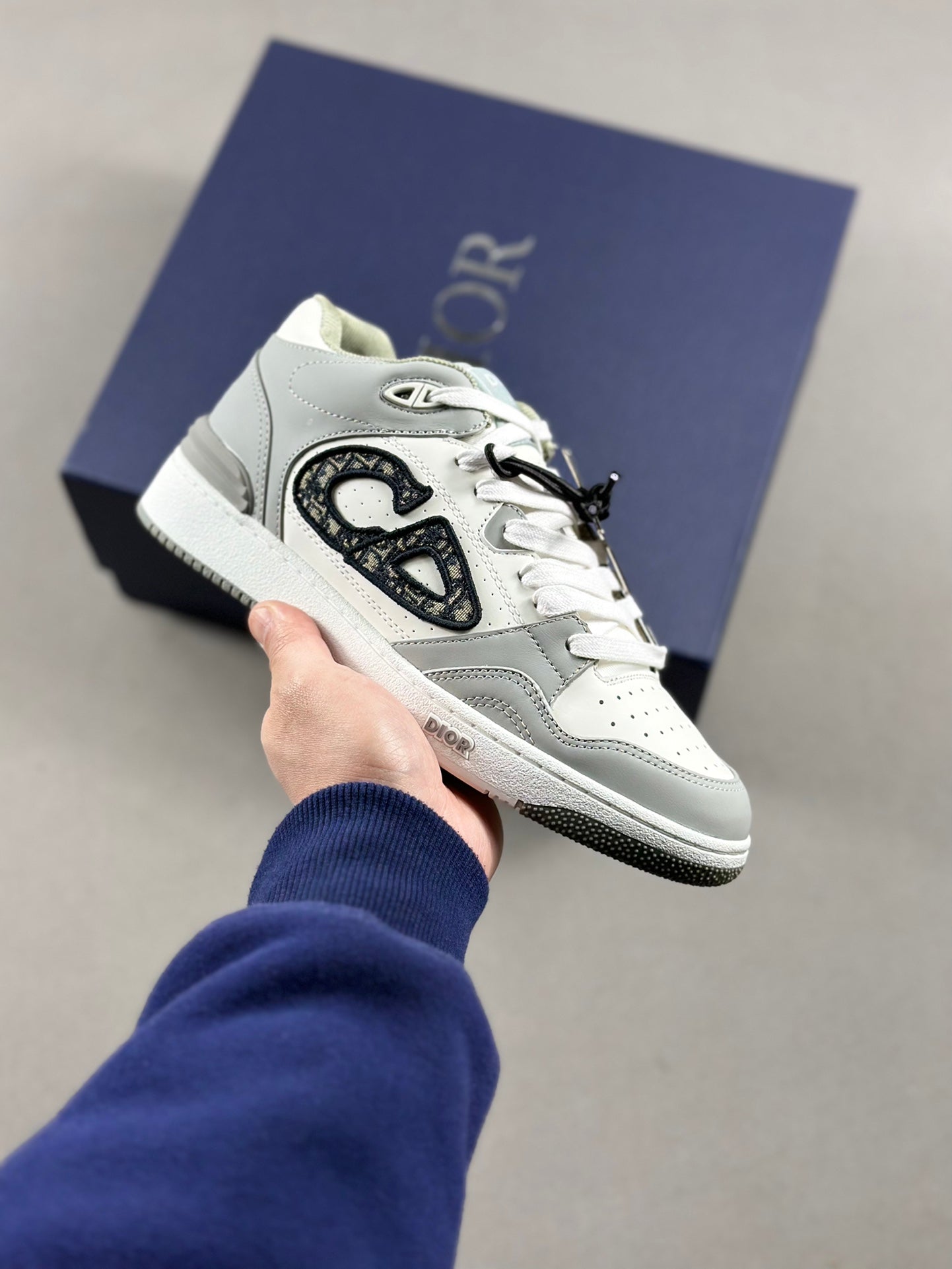 Dior B57 The shoelace holes are subtle and delicate, and the two-tone rubber soles, back mouth