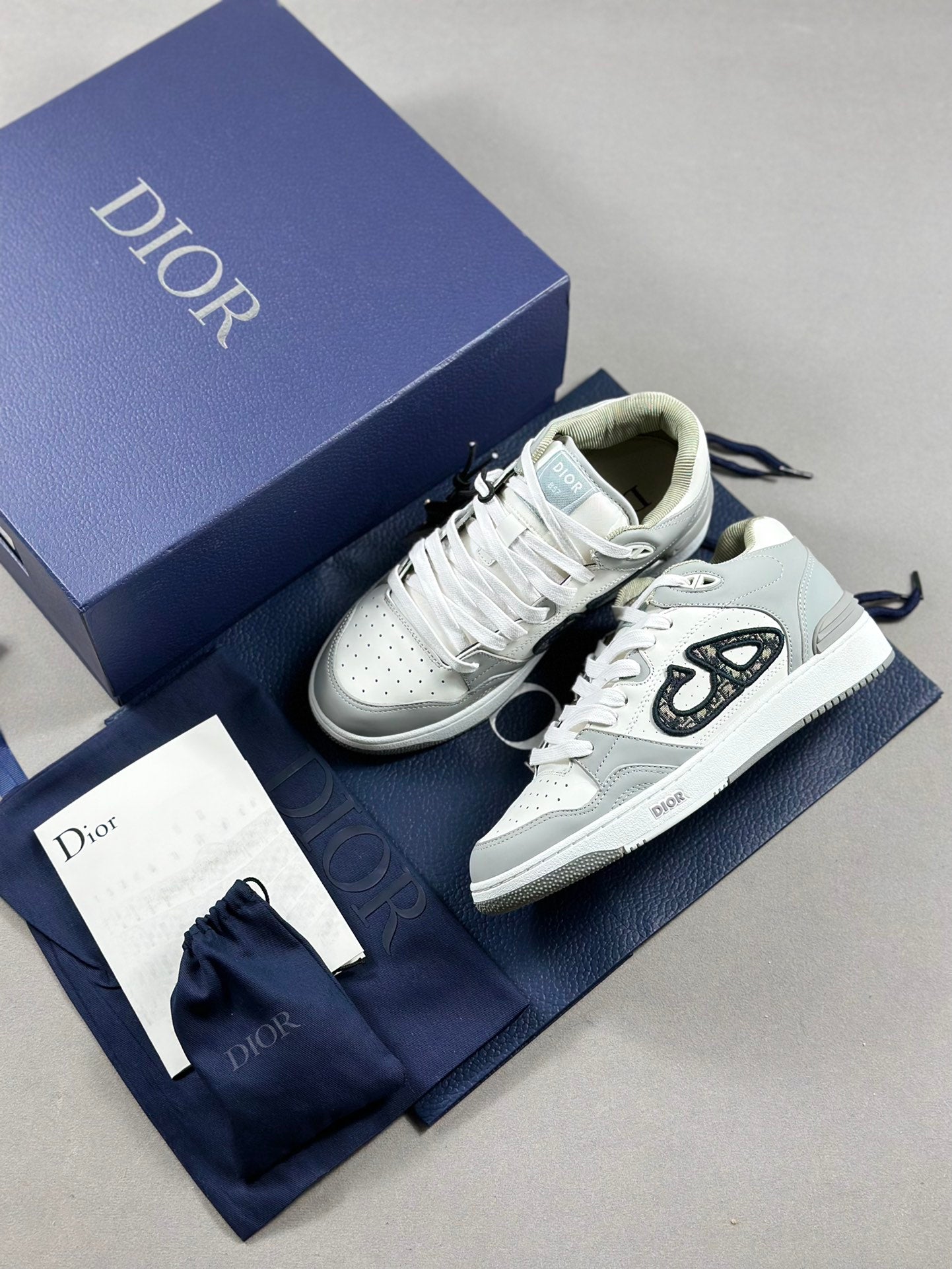 Dior B57 The shoelace holes are subtle and delicate, and the two-tone rubber soles, back mouth