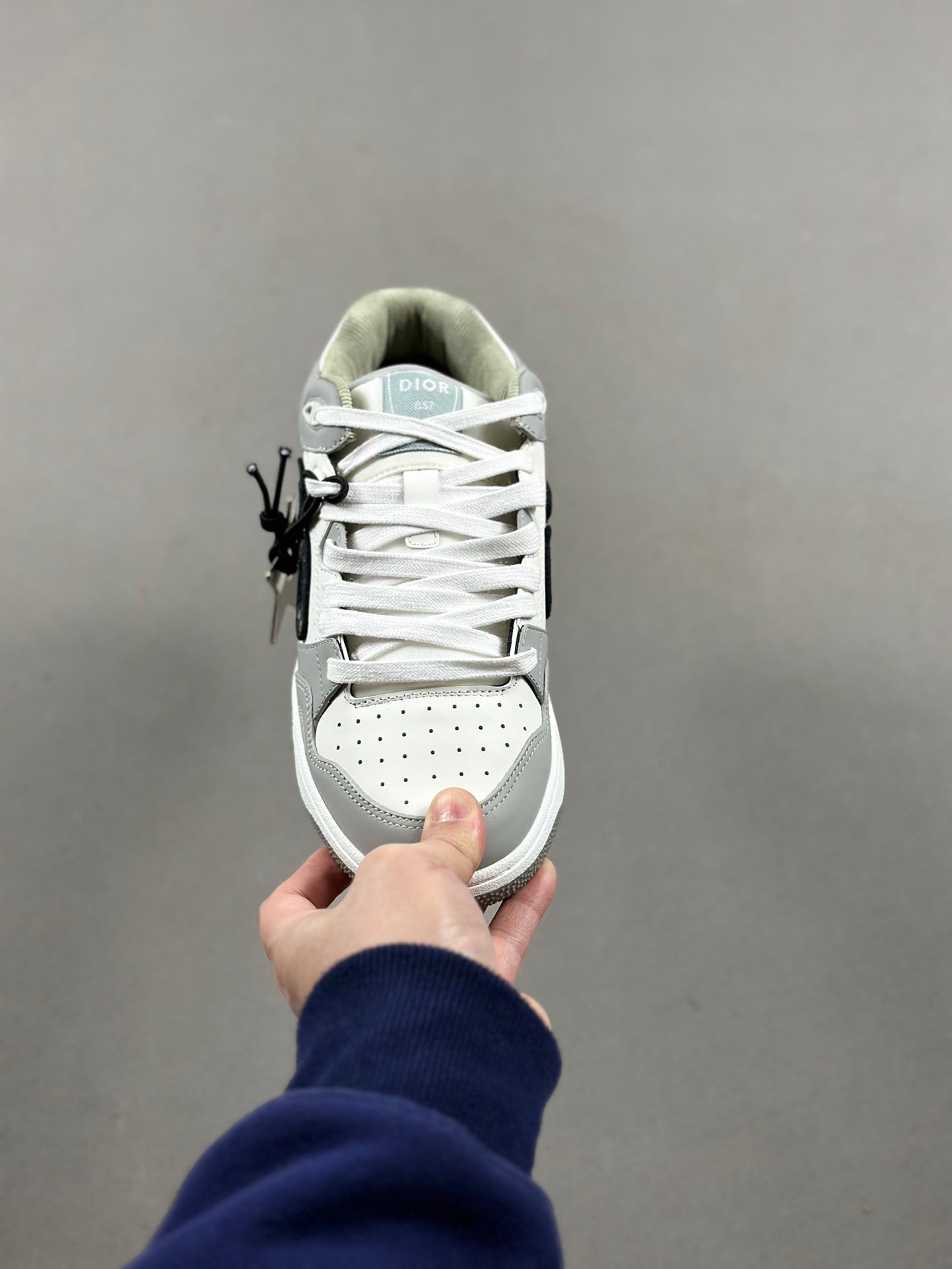 Dior B57 The shoelace holes are subtle and delicate, and the two-tone rubber soles, back mouth