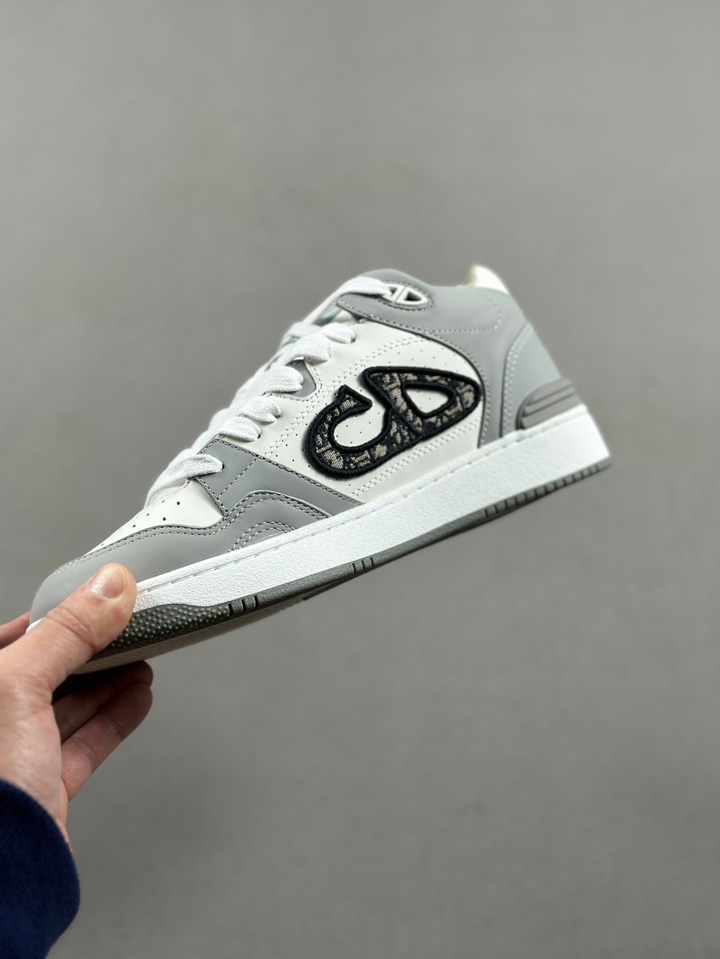 Dior B57 The shoelace holes are subtle and delicate, and the two-tone rubber soles, back mouth