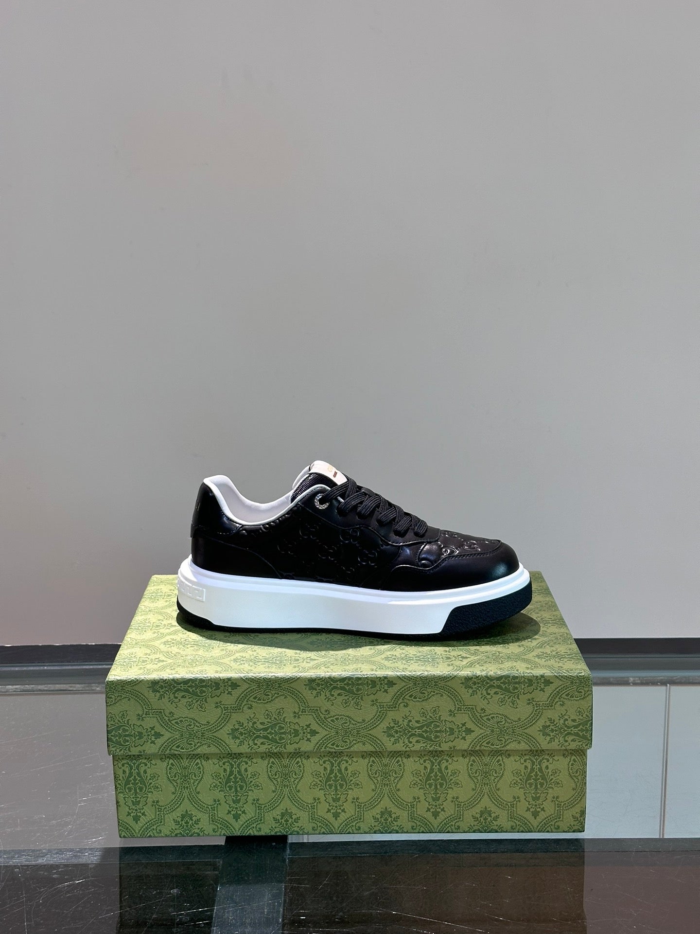 Gucci Men's GG Sport Shoes, simple and comfortable style, leather inner layer, tongue decorated with the brand logo.