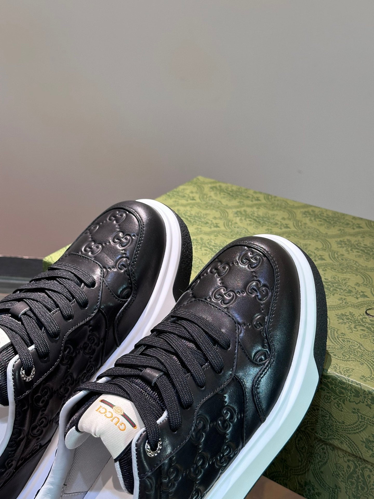 Gucci Men's GG Sport Shoes, simple and comfortable style, leather inner layer, tongue decorated with the brand logo.