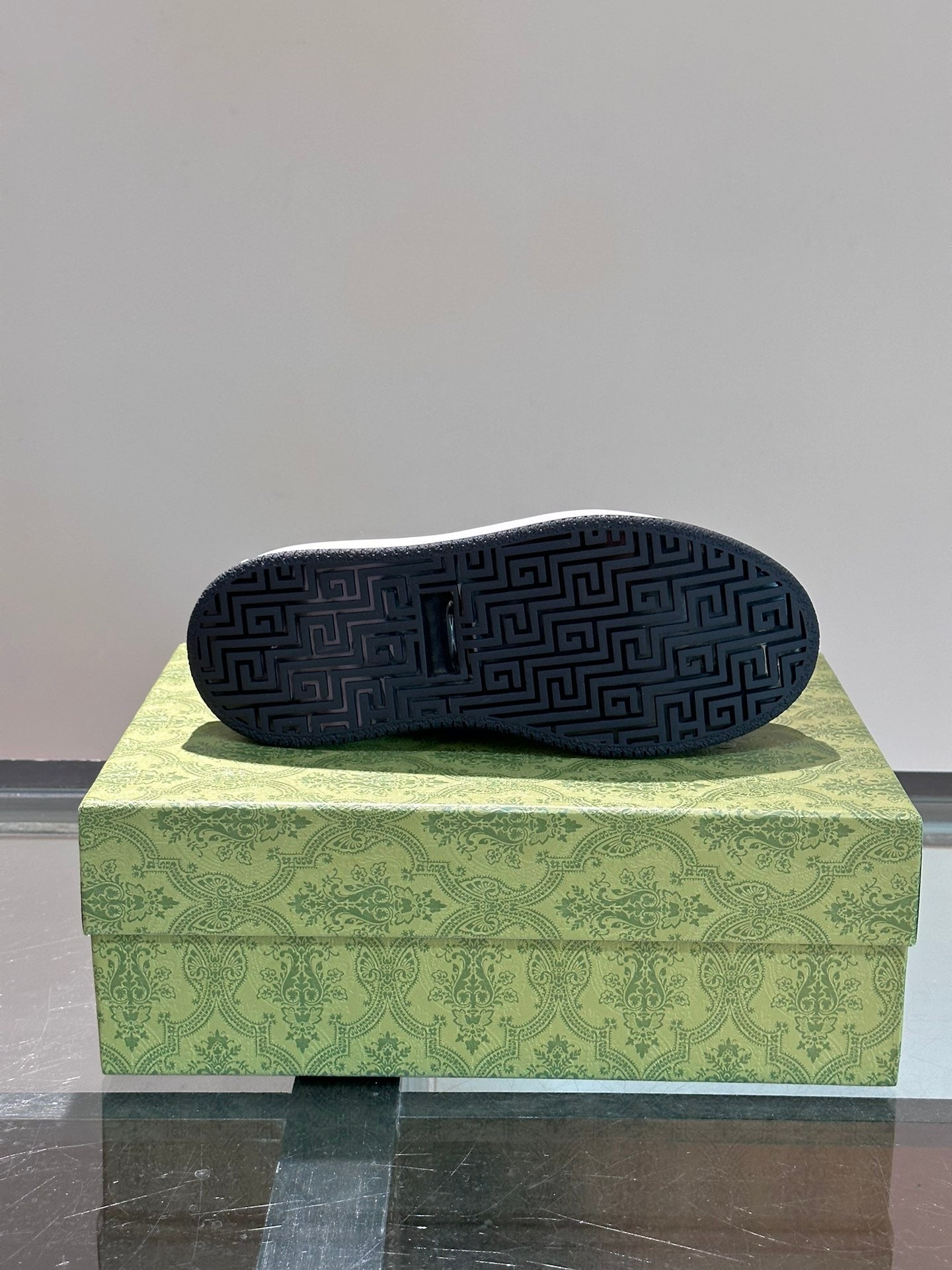 Gucci Men's GG Sport Shoes, simple and comfortable style, leather inner layer, tongue decorated with the brand logo.