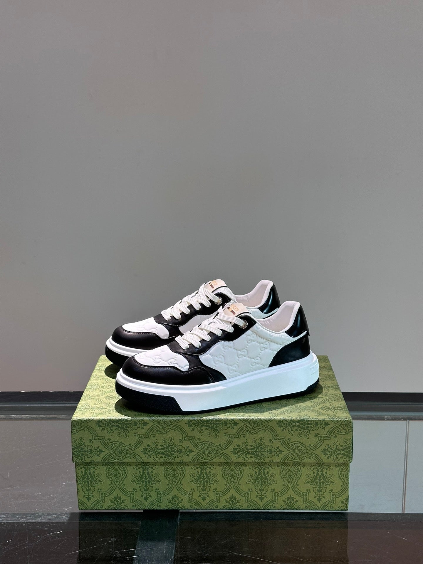 GUCC*" men's GG sports shoes, made of imported cowhide, simple and comfortable version