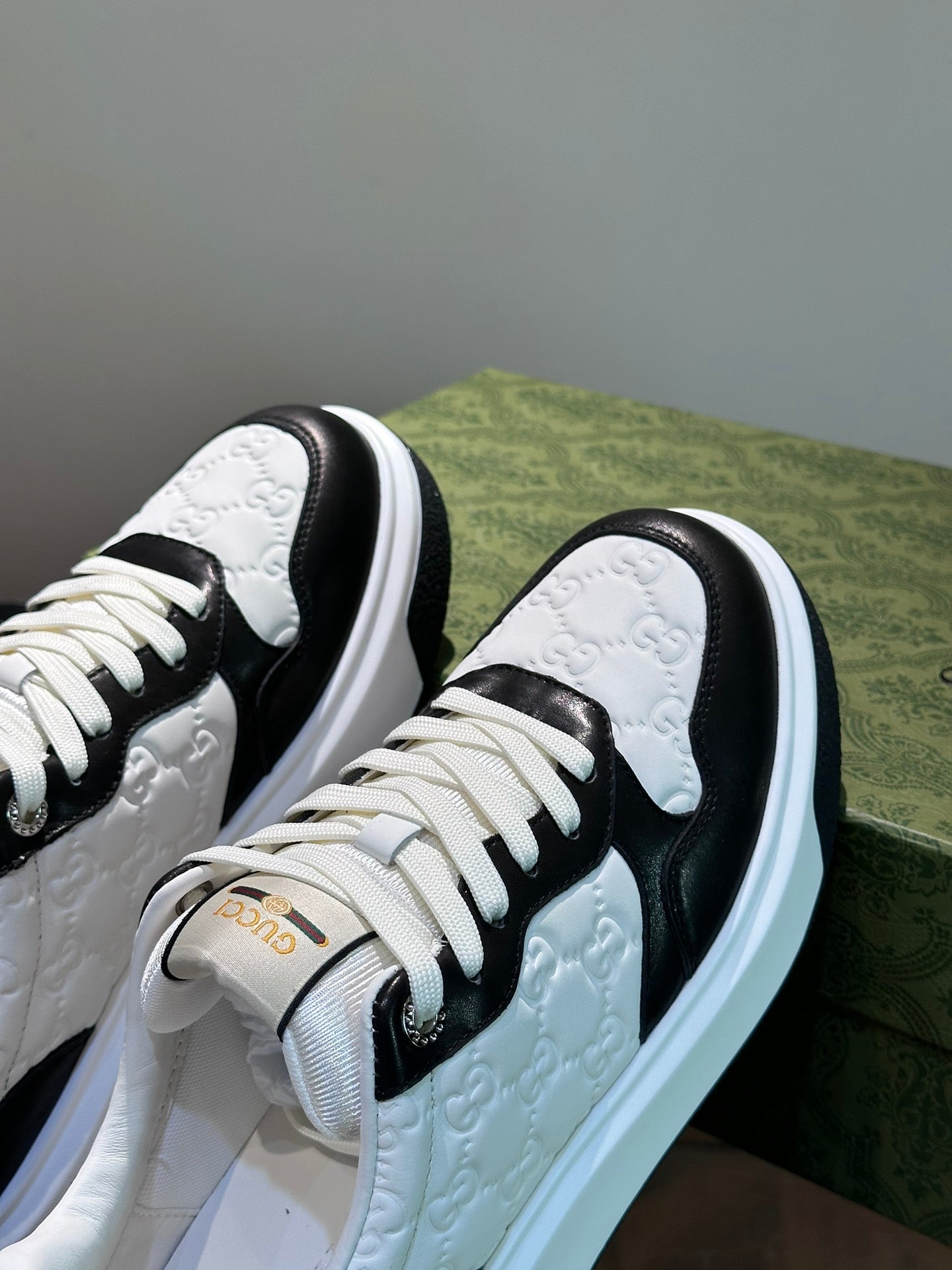 GUCC*" men's GG sports shoes, made of imported cowhide, simple and comfortable version