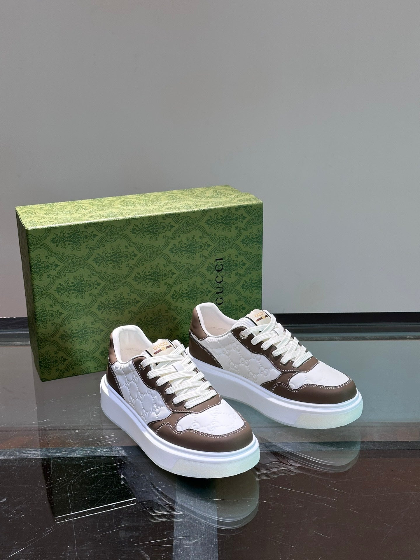 GUCC*" men's GG sports shoes, made of imported cowhide, simple and comfortable version