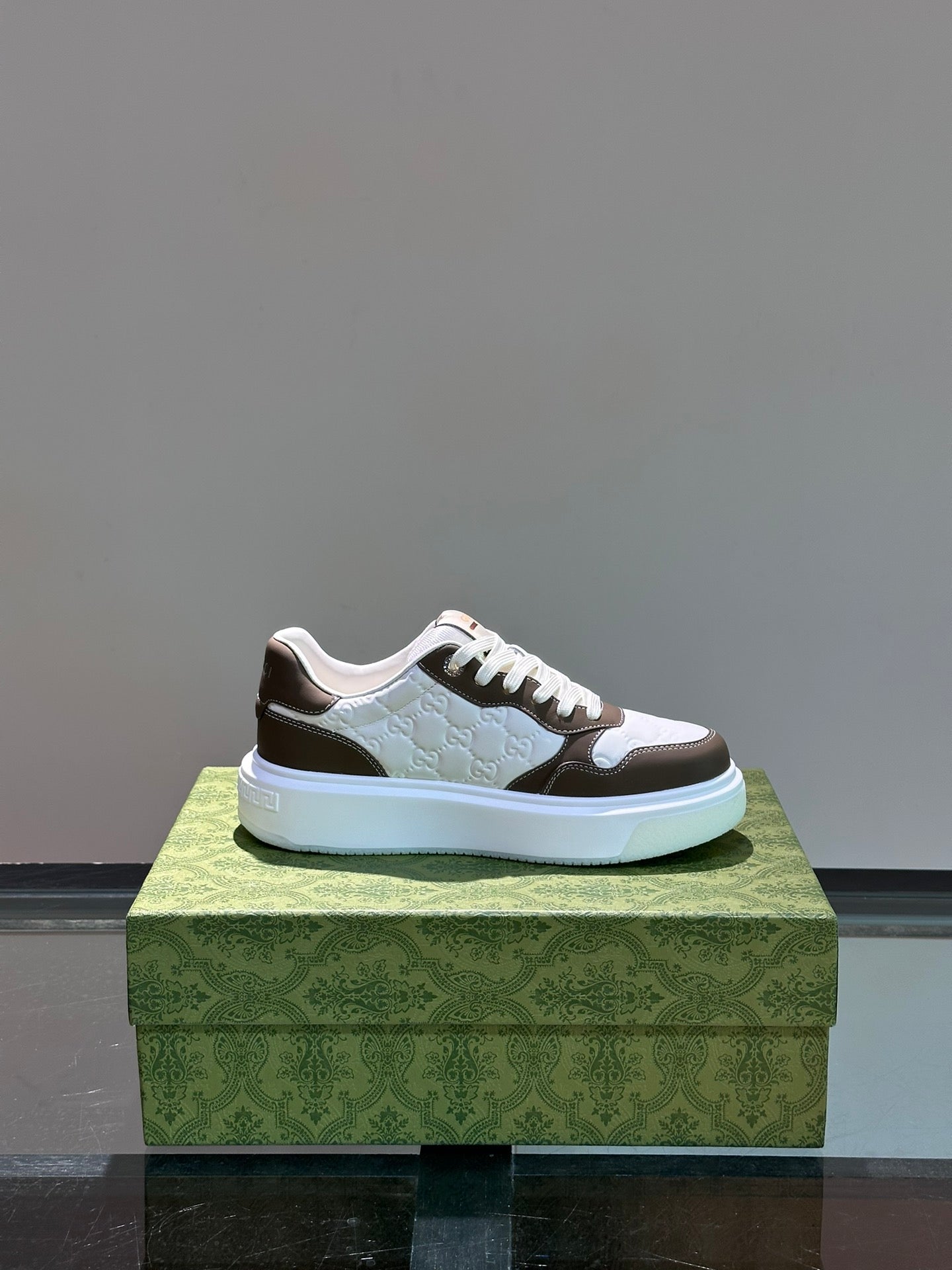 GUCC*" men's GG sports shoes, made of imported cowhide, simple and comfortable version