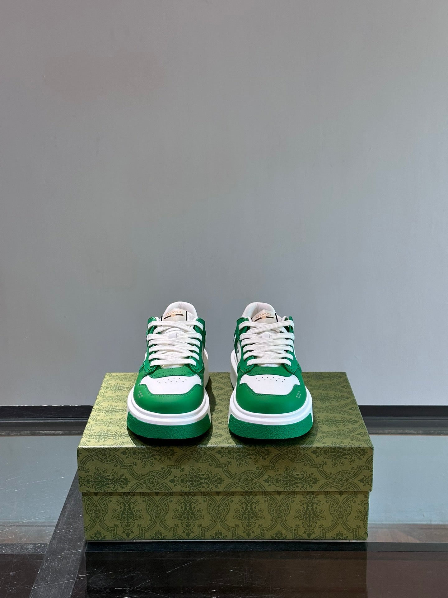 GUCC*" men's GG sports shoes, made of imported cowhide, simple and comfortable version,