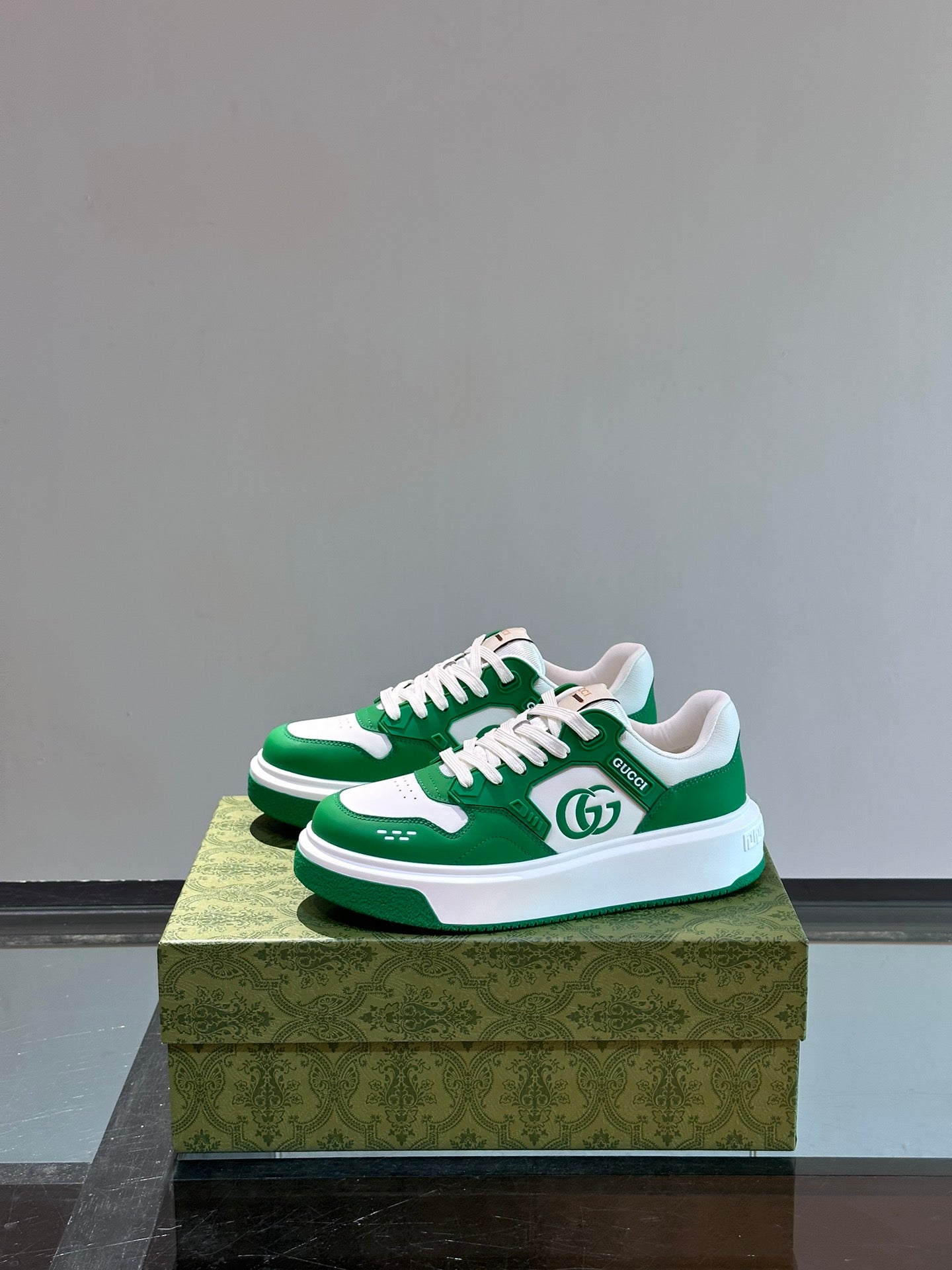 GUCC*" men's GG sports shoes, made of imported cowhide, simple and comfortable version,