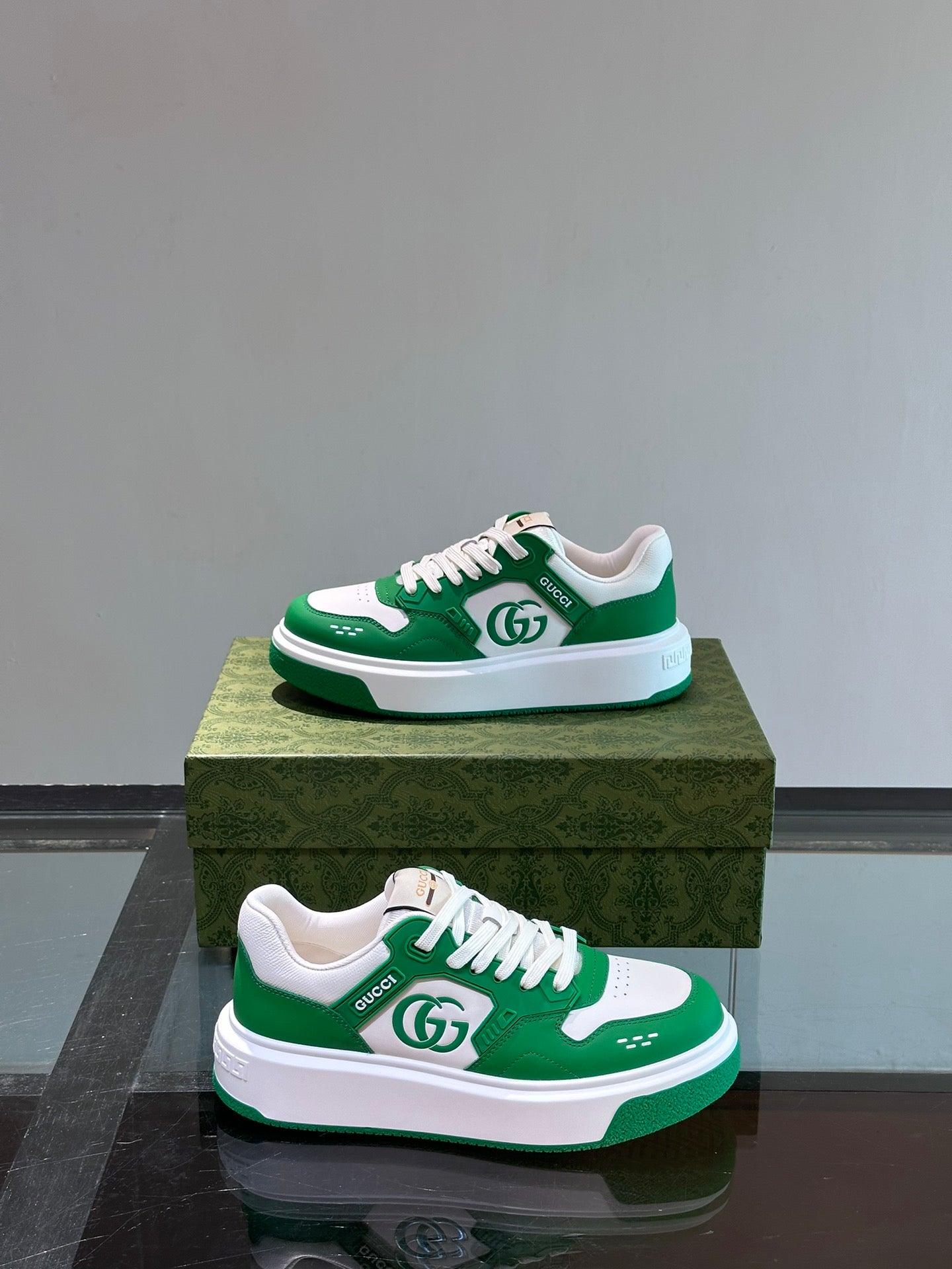 GUCC*" men's GG sports shoes, made of imported cowhide, simple and comfortable version,