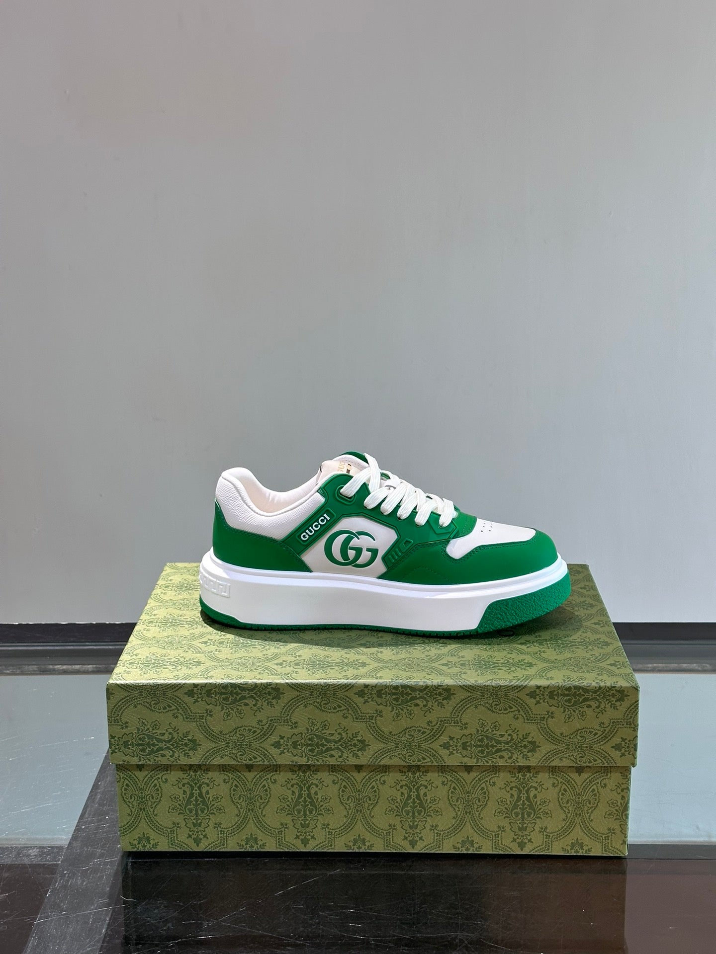 GUCC*" men's GG sports shoes, made of imported cowhide, simple and comfortable version,