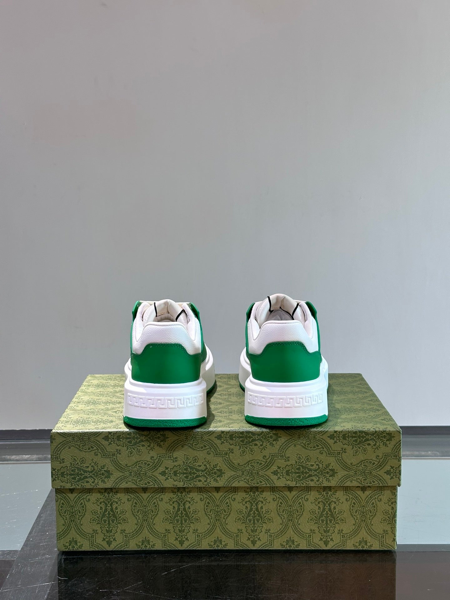 GUCC*" men's GG sports shoes, made of imported cowhide, simple and comfortable version,