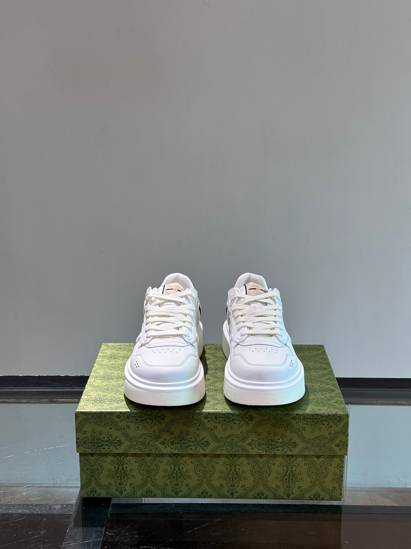 GUCC*" men's GG sports shoes, made of imported cowhide, simple and comfortable version,
