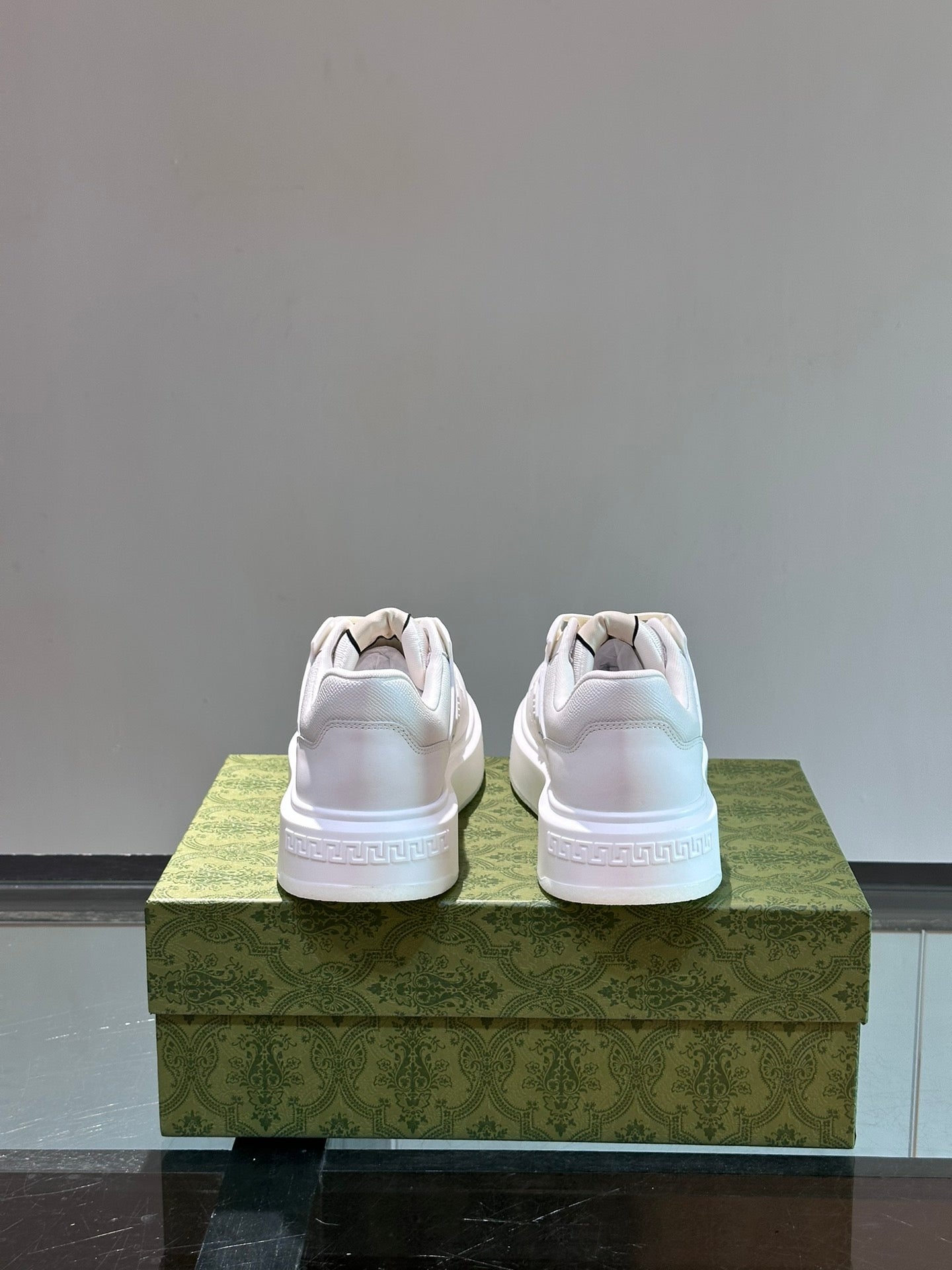 GUCC*" men's GG sports shoes, made of imported cowhide, simple and comfortable version,