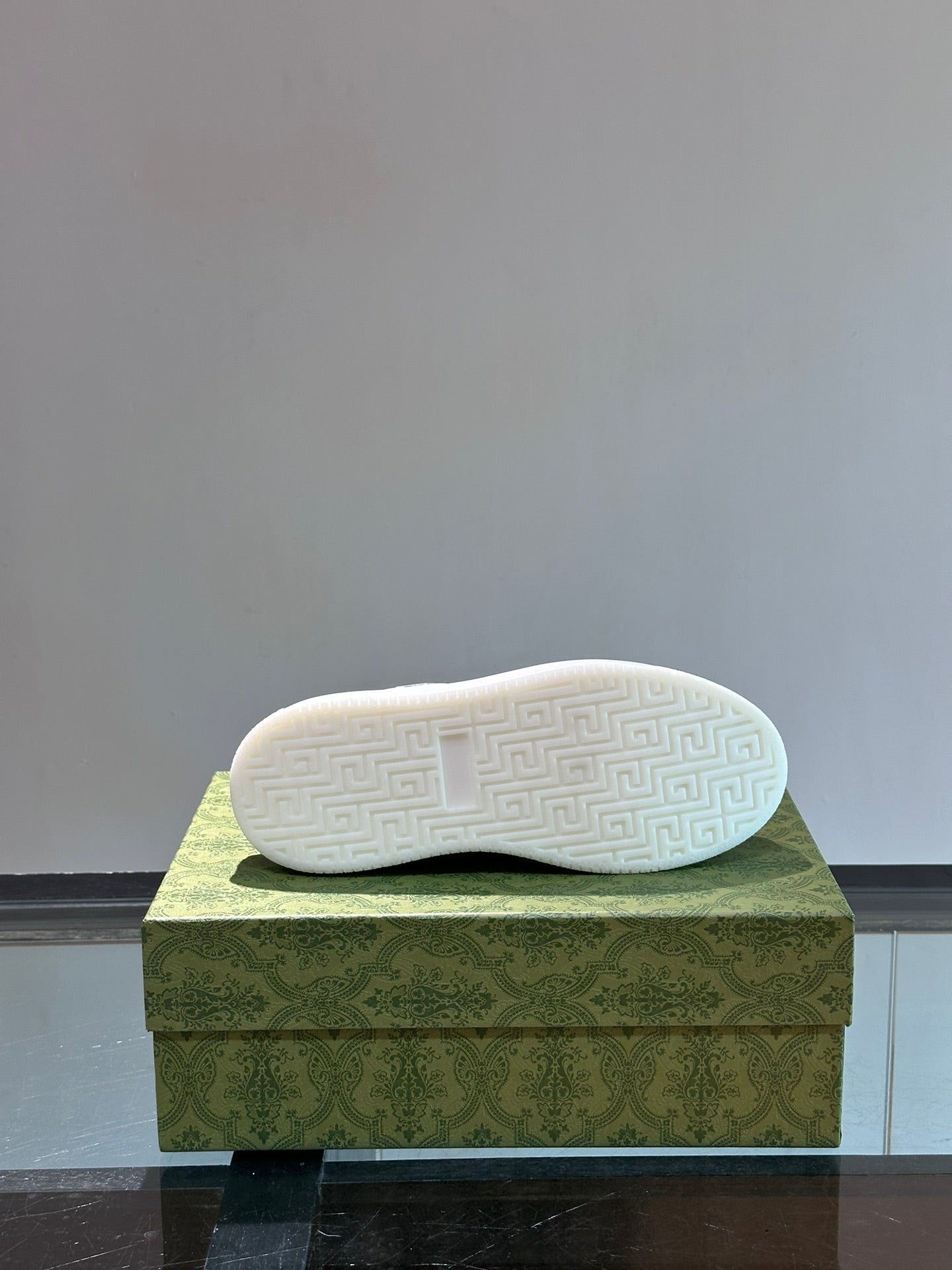 GUCC*" men's GG sports shoes, made of imported cowhide, simple and comfortable version,