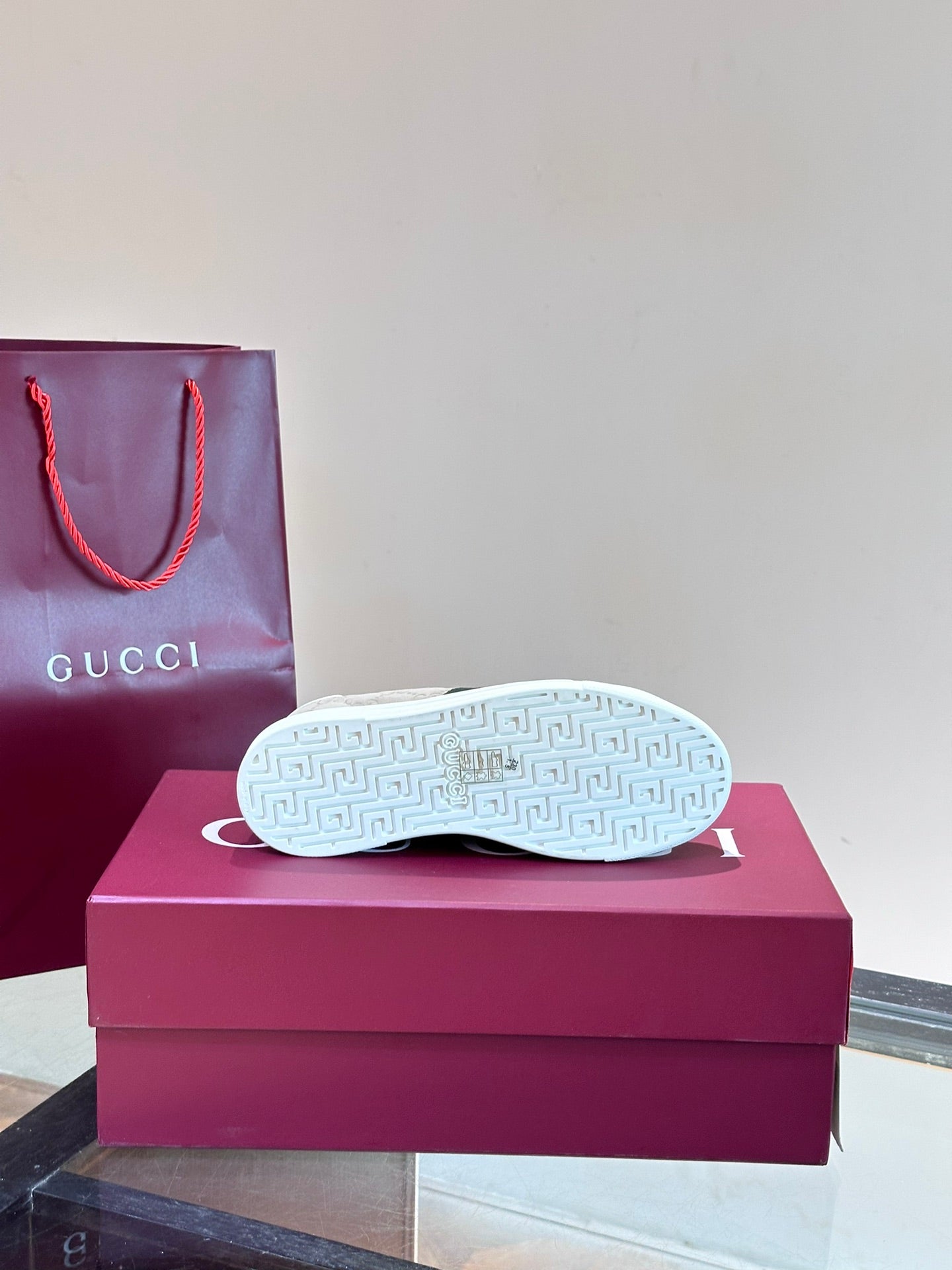 GUCC*" Chi new pair of small white shoes, this low-top sports shoes with basketball style