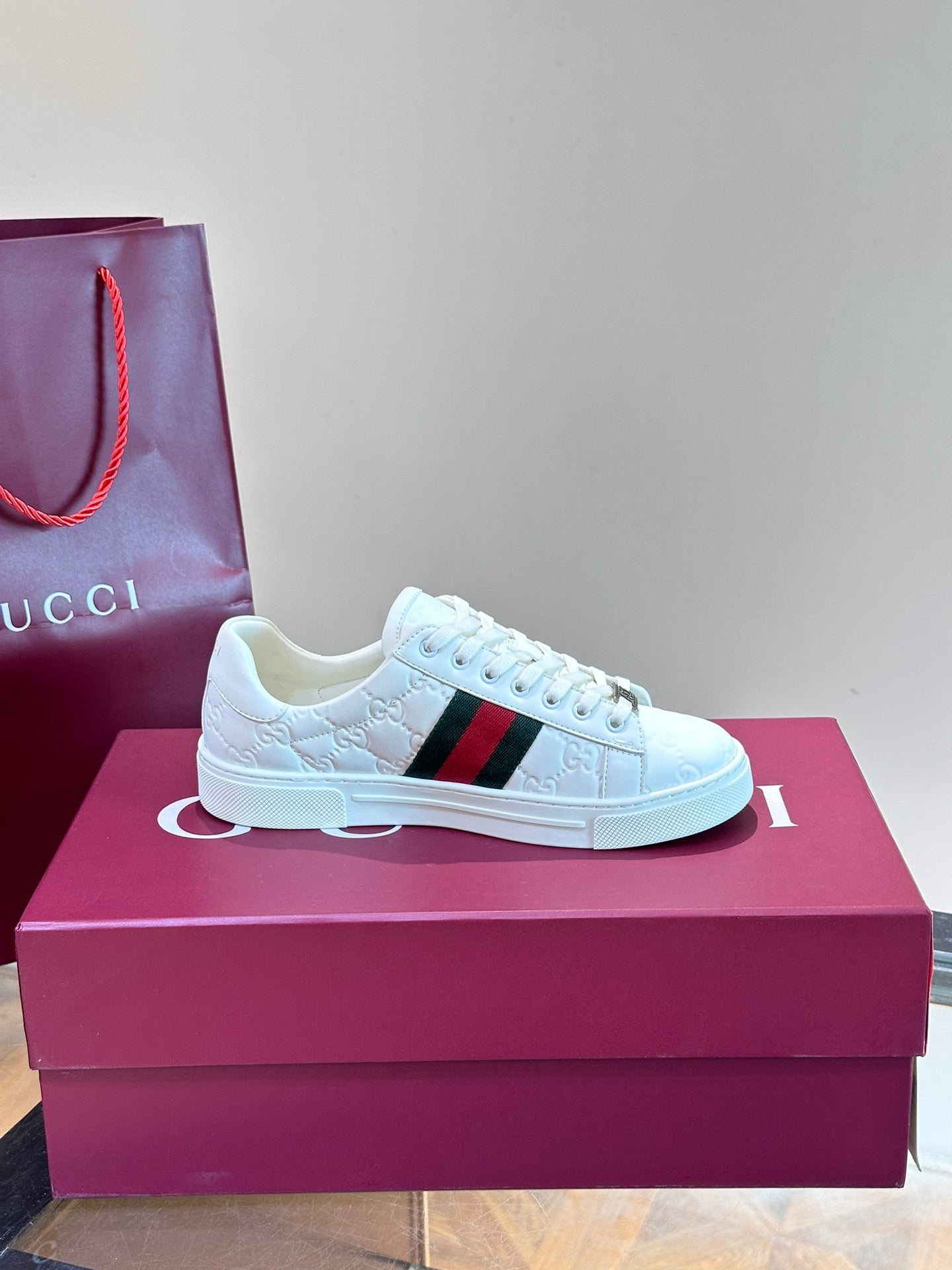 "GUCC*" Chi new pair of small white shoes, this low-top sports shoes with basketball style